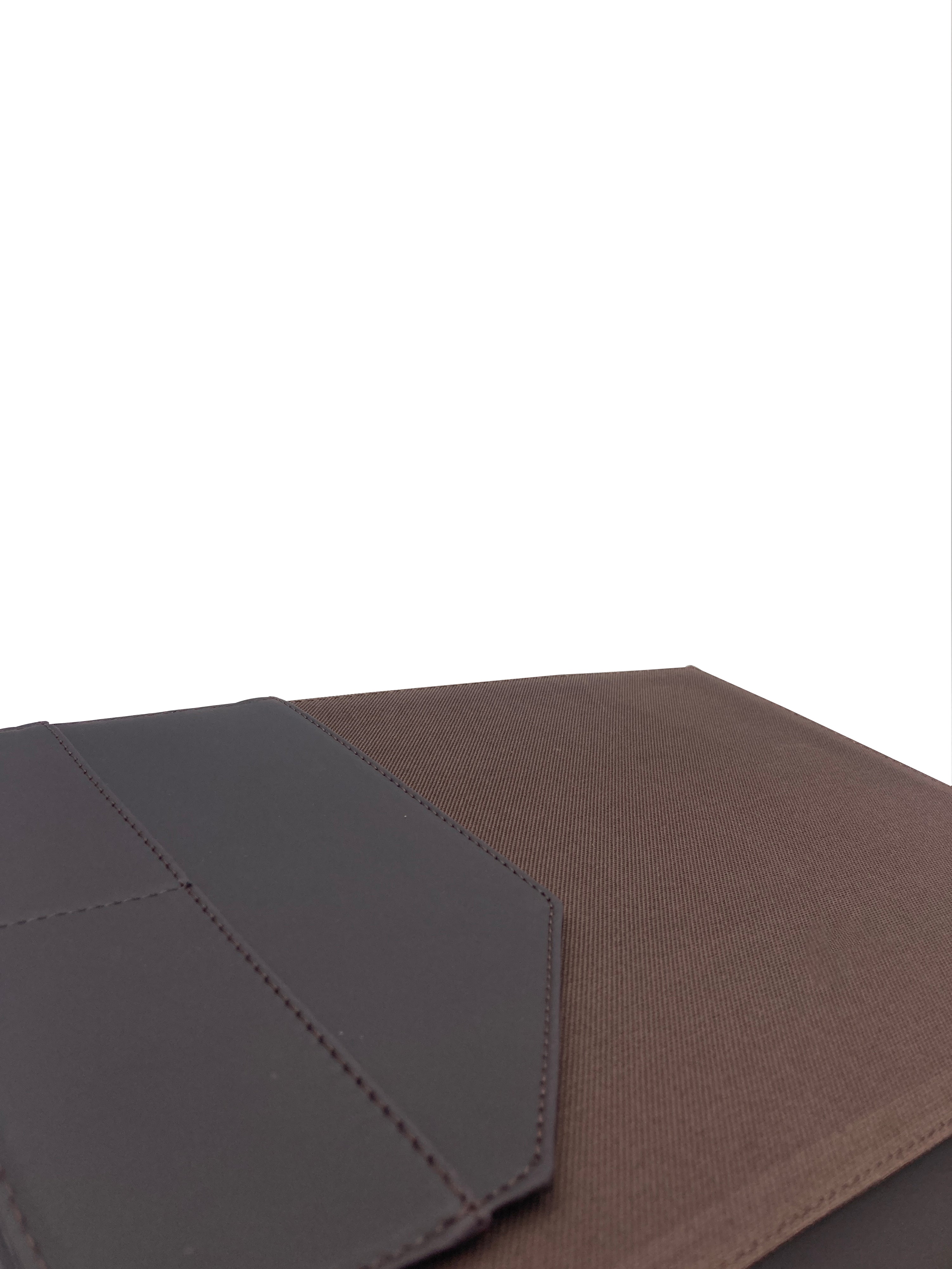 Carpeta ejecutiva tamaño oficio en curpiel, color cafe. Diseño con portada curva, solapa, doble tarjetero y porta pluma de resorte. Acolchonada y resistente, acepta hojas tamaño oficio de 34x21.5 cm y hasta 50 hojas Bond. Ideal para personalización con grabado en seco, hot stamping, láser o serigrafía. Perfecta para eventos académicos, corporativos y entrega de documentación.