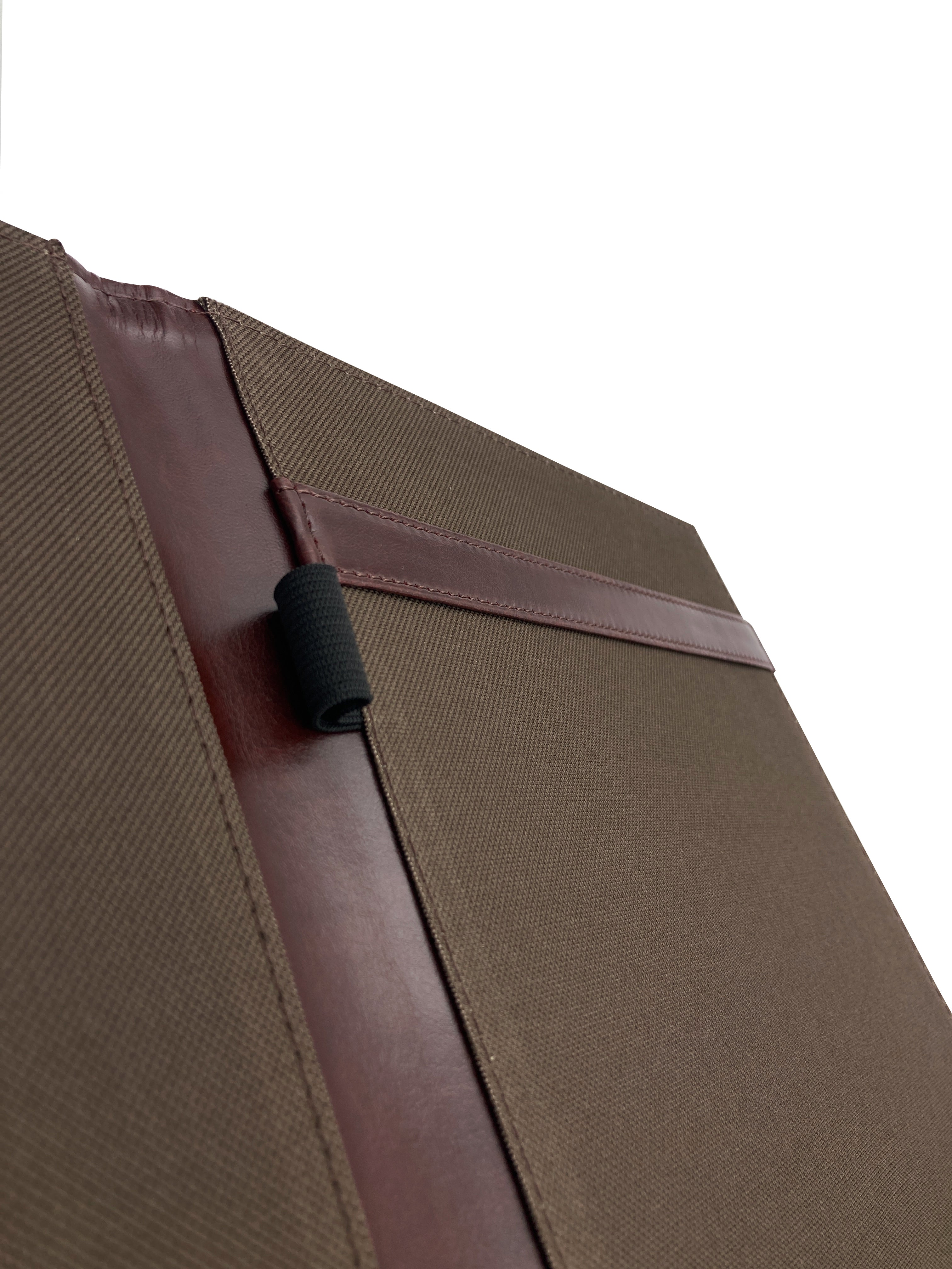 Carpeta Porta Block para hojas tamaño carta, fabricada en curpiel con detalle curvo en portada y forro interior de tela poliéster. Incluye solapa para papeles, doble tarjetero y porta pluma. Acepta hasta 50 hojas tamaño carta. Ideal para eventos corporativos y académicos como congresos, conferencias, talleres, y promociones. Color miel