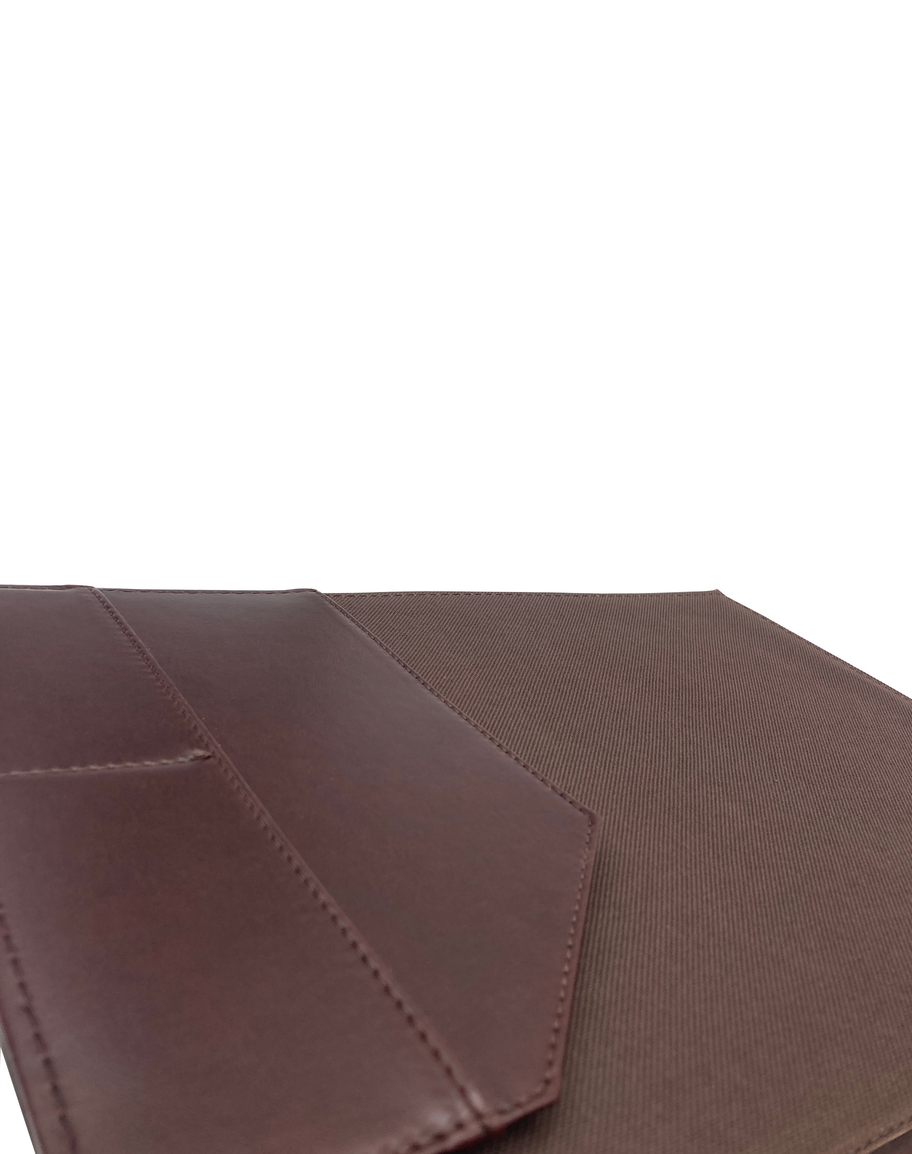 Carpeta ejecutiva tamaño oficio en curpiel, color miel. Diseño con portada curva, solapa, doble tarjetero y porta pluma de resorte. Acolchonada y resistente, acepta hojas tamaño oficio de 34x21.5 cm y hasta 50 hojas Bond. Ideal para personalización con grabado en seco, hot stamping, láser o serigrafía. Perfecta para eventos académicos, corporativos y entrega de documentación.