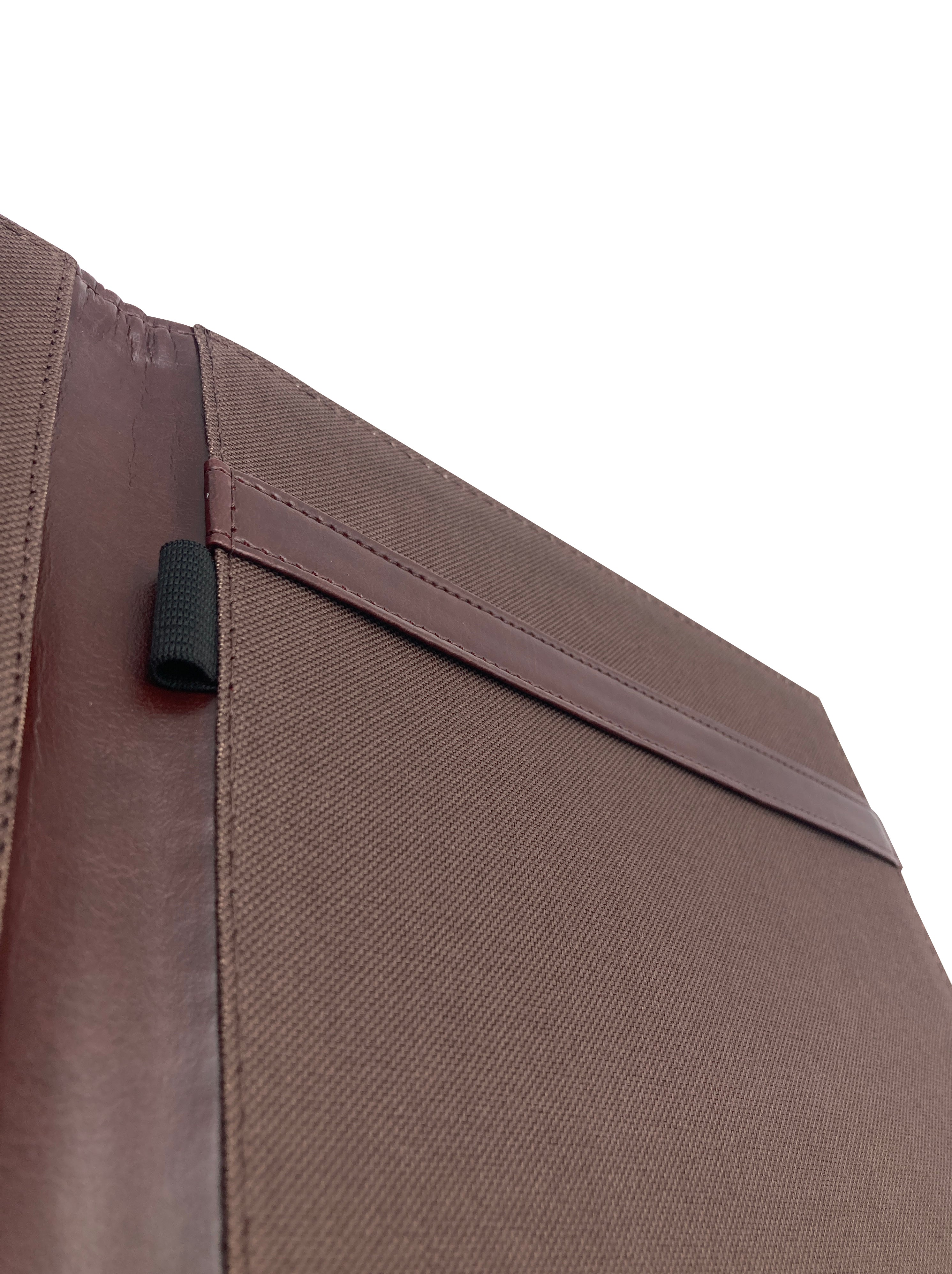 Carpeta ejecutiva tamaño oficio en curpiel, color miel. Diseño con portada curva, solapa, doble tarjetero y porta pluma de resorte. Acolchonada y resistente, acepta hojas tamaño oficio de 34x21.5 cm y hasta 50 hojas Bond. Ideal para personalización con grabado en seco, hot stamping, láser o serigrafía. Perfecta para eventos académicos, corporativos y entrega de documentación.