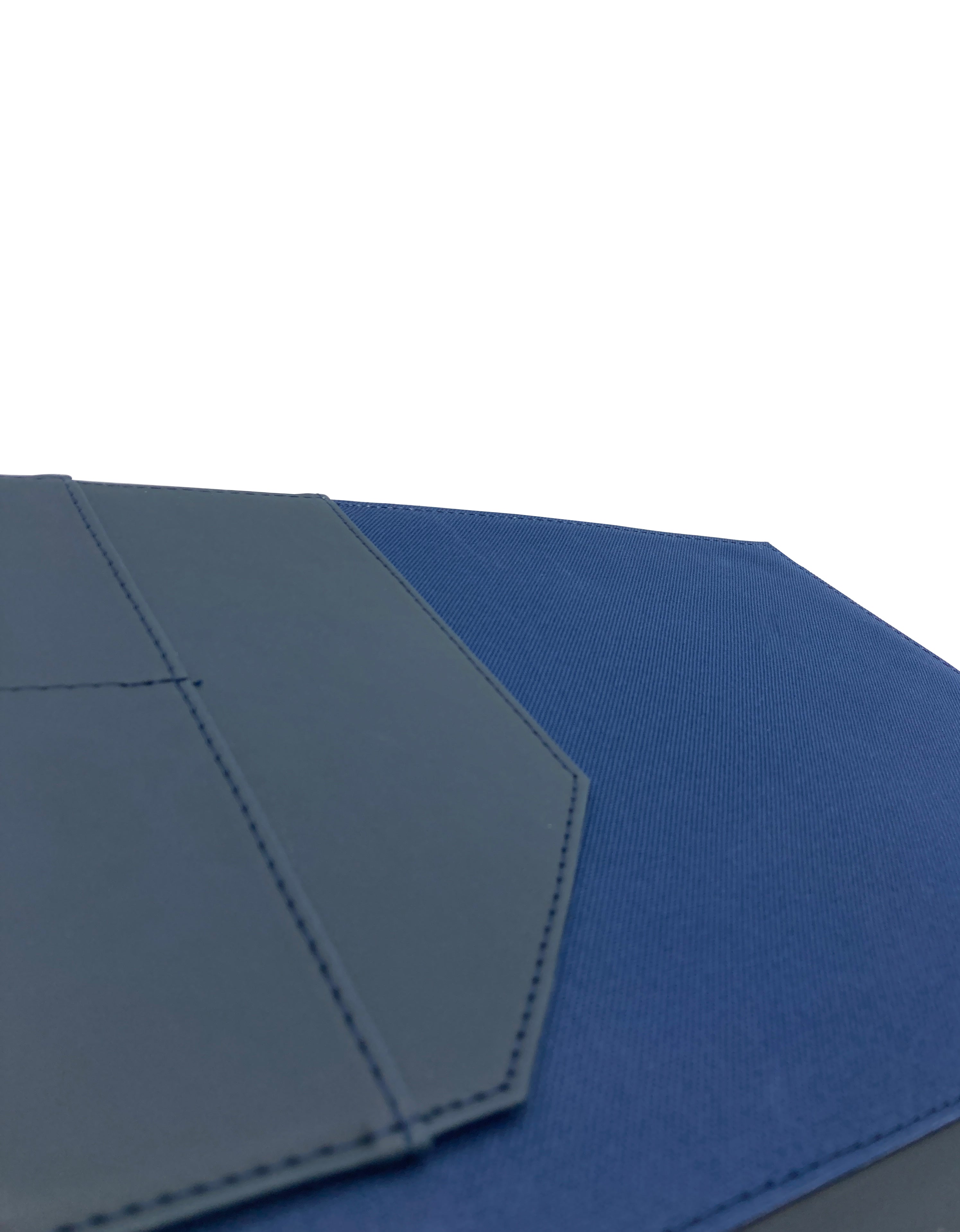 Carpeta ejecutiva tamaño oficio en curpiel, color azul. Diseño con portada curva, solapa, doble tarjetero y porta pluma de resorte. Acolchonada y resistente, acepta hojas tamaño oficio de 34x21.5 cm y hasta 50 hojas Bond. Ideal para personalización con grabado en seco, hot stamping, láser o serigrafía. Perfecta para eventos académicos, corporativos y entrega de documentación.