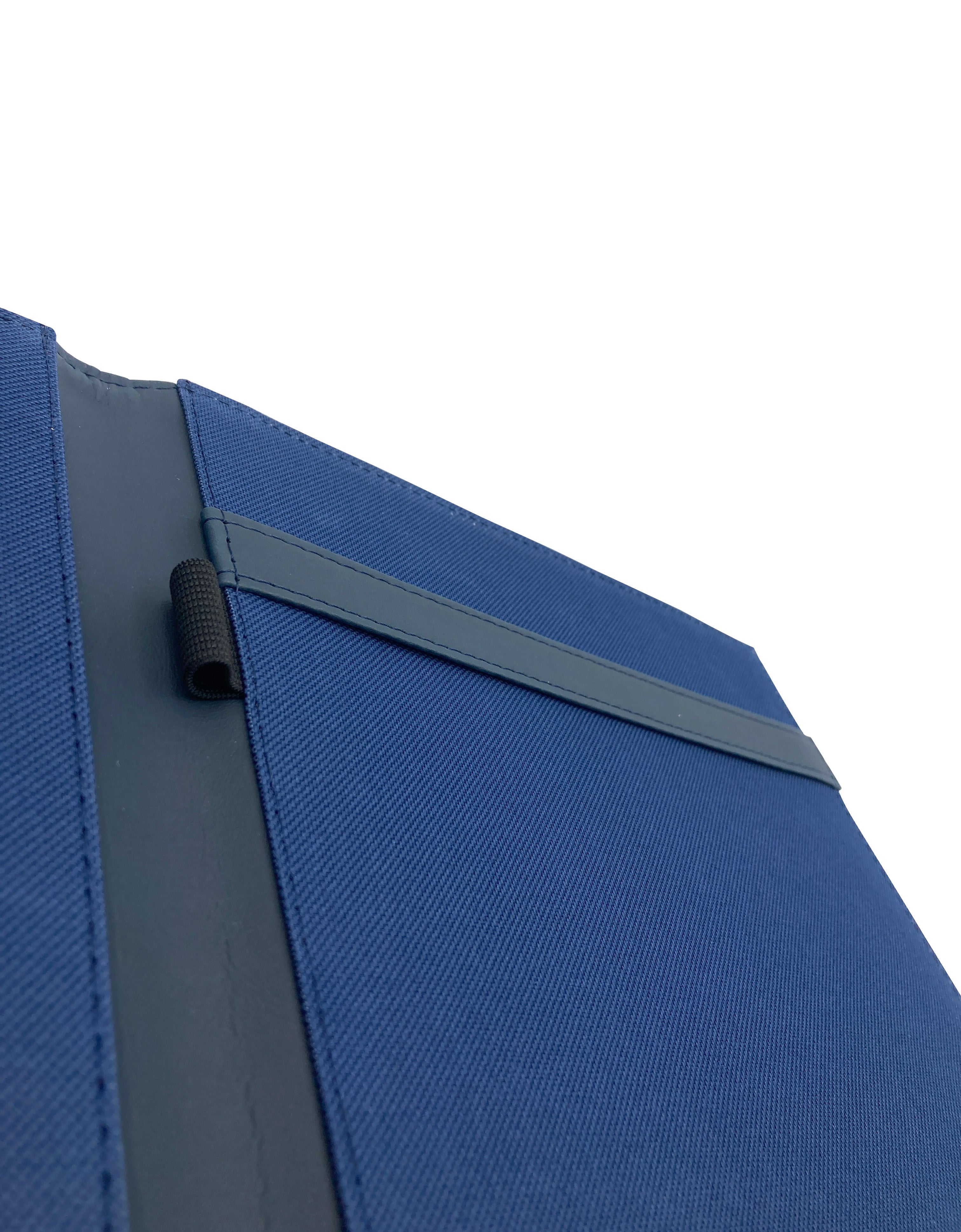 Carpeta ejecutiva tamaño oficio en curpiel, color azul. Diseño con portada curva, solapa, doble tarjetero y porta pluma de resorte. Acolchonada y resistente, acepta hojas tamaño oficio de 34x21.5 cm y hasta 50 hojas Bond. Ideal para personalización con grabado en seco, hot stamping, láser o serigrafía. Perfecta para eventos académicos, corporativos y entrega de documentación.