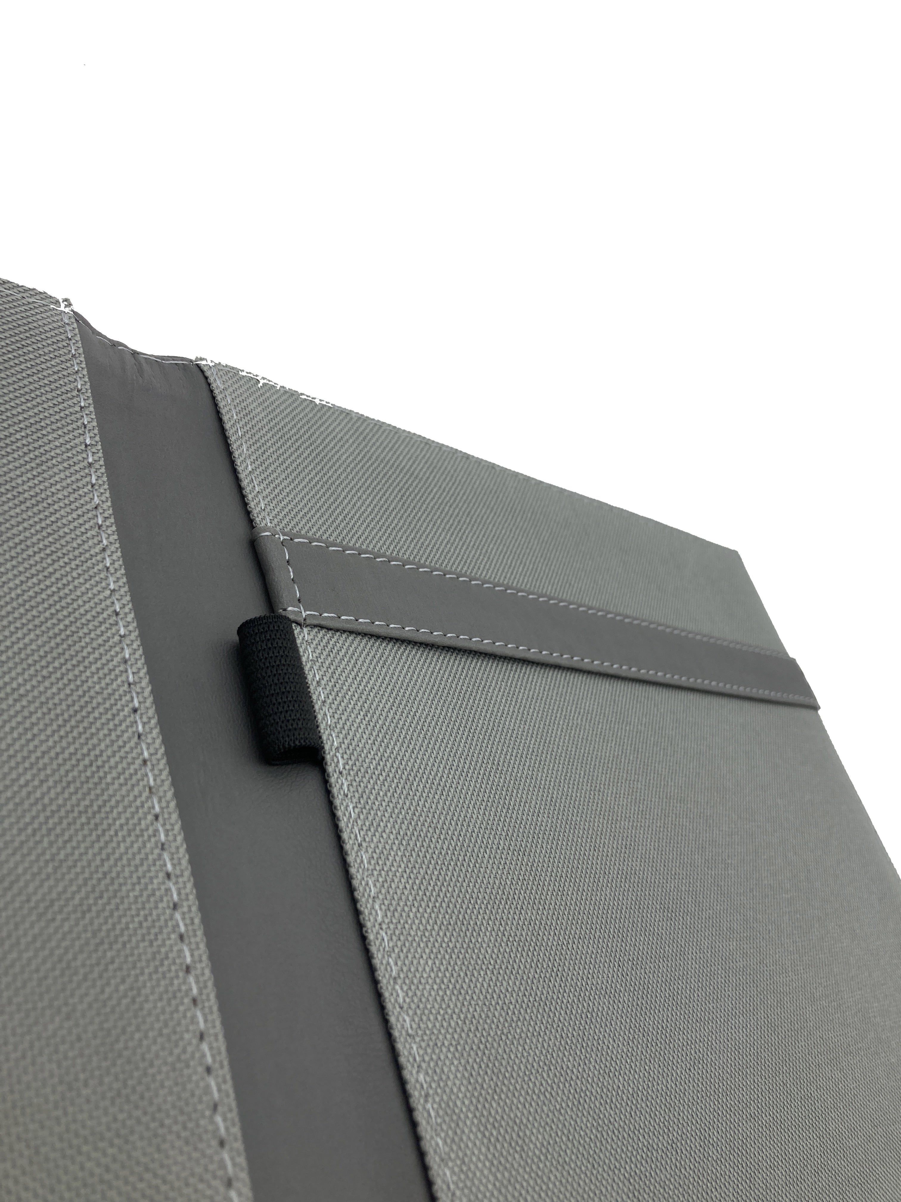 Carpeta Porta Block para hojas tamaño carta, fabricada en curpiel con detalle curvo en portada y forro interior de tela poliéster. Incluye solapa para papeles, doble tarjetero y porta pluma. Acepta hasta 50 hojas tamaño carta. Ideal para eventos corporativos y académicos como congresos, conferencias, talleres, y promociones. Color gris.