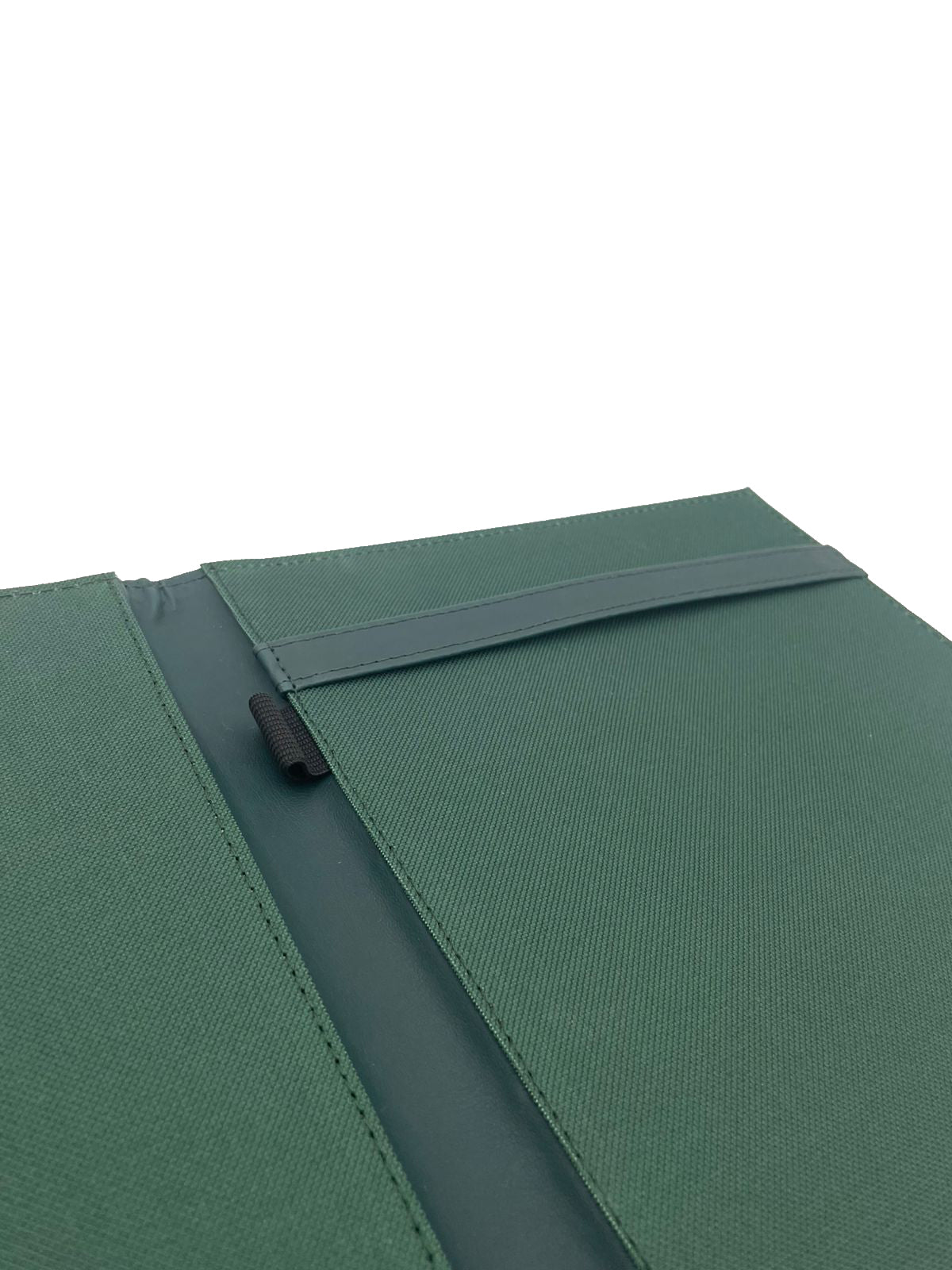 Carpeta Porta Block para hojas tamaño carta, fabricada en curpiel con detalle curvo en portada y forro interior de tela poliéster. Incluye solapa para papeles, doble tarjetero y porta pluma. Acepta hasta 50 hojas tamaño carta. Ideal para eventos corporativos y académicos como congresos, conferencias, talleres, y promociones. Color verde.