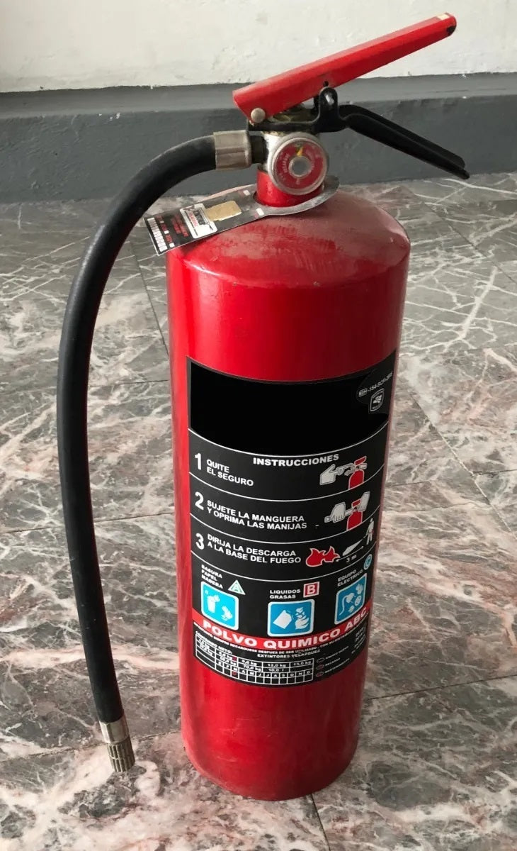 Funda protectora para extintores, fabricada en tela poliéster impermeable con ventana transparente para ver el medidor, ideal para exteriores, con capacidad para cilindros de hasta 25 cm de diámetro y 75 cm de altura.