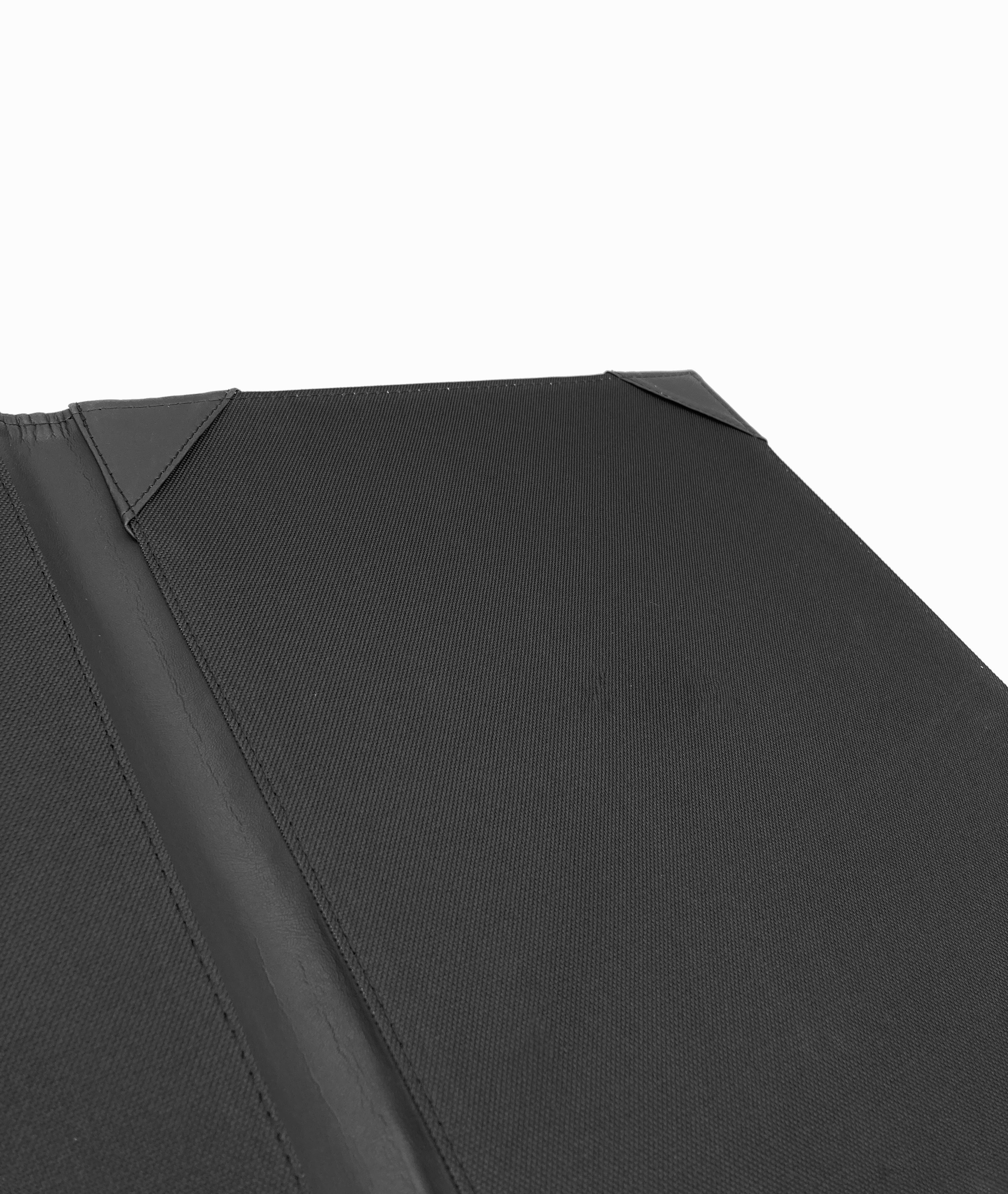 Fólder porta título universitario en curpiel, ideal para proteger documentos de gran formato como títulos de licenciatura, maestría o doctorado. Color negro. Exterior de curpiel con interior de poliéster, tapas acolchonadas y medidas de 32 x 42 cm. Adecuado para grabado en seco, hot stamping, láser o serigrafía. Perfecto para eventos académicos y corporativos.