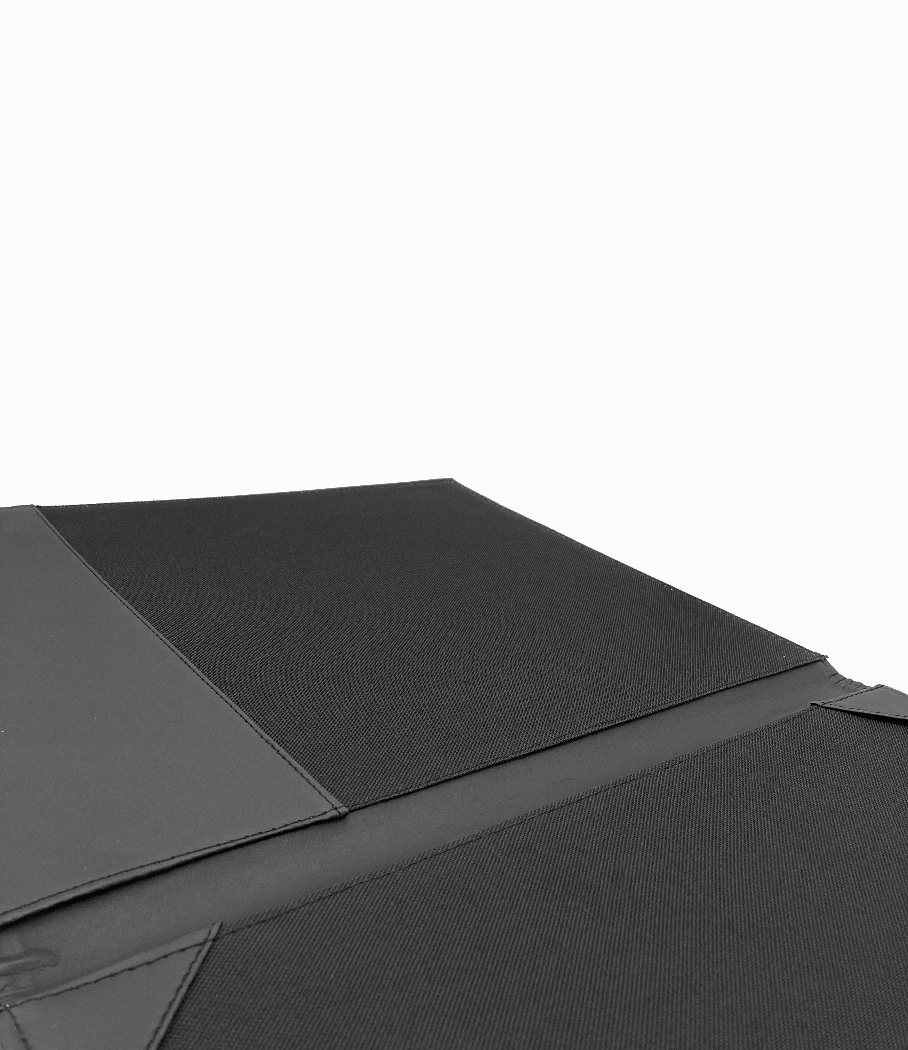 Fólder porta título universitario en curpiel, ideal para proteger documentos de gran formato como títulos de licenciatura, maestría o doctorado. Color negro. Exterior de curpiel con interior de poliéster, tapas acolchonadas y medidas de 32 x 42 cm. Adecuado para grabado en seco, hot stamping, láser o serigrafía. Perfecto para eventos académicos y corporativos.