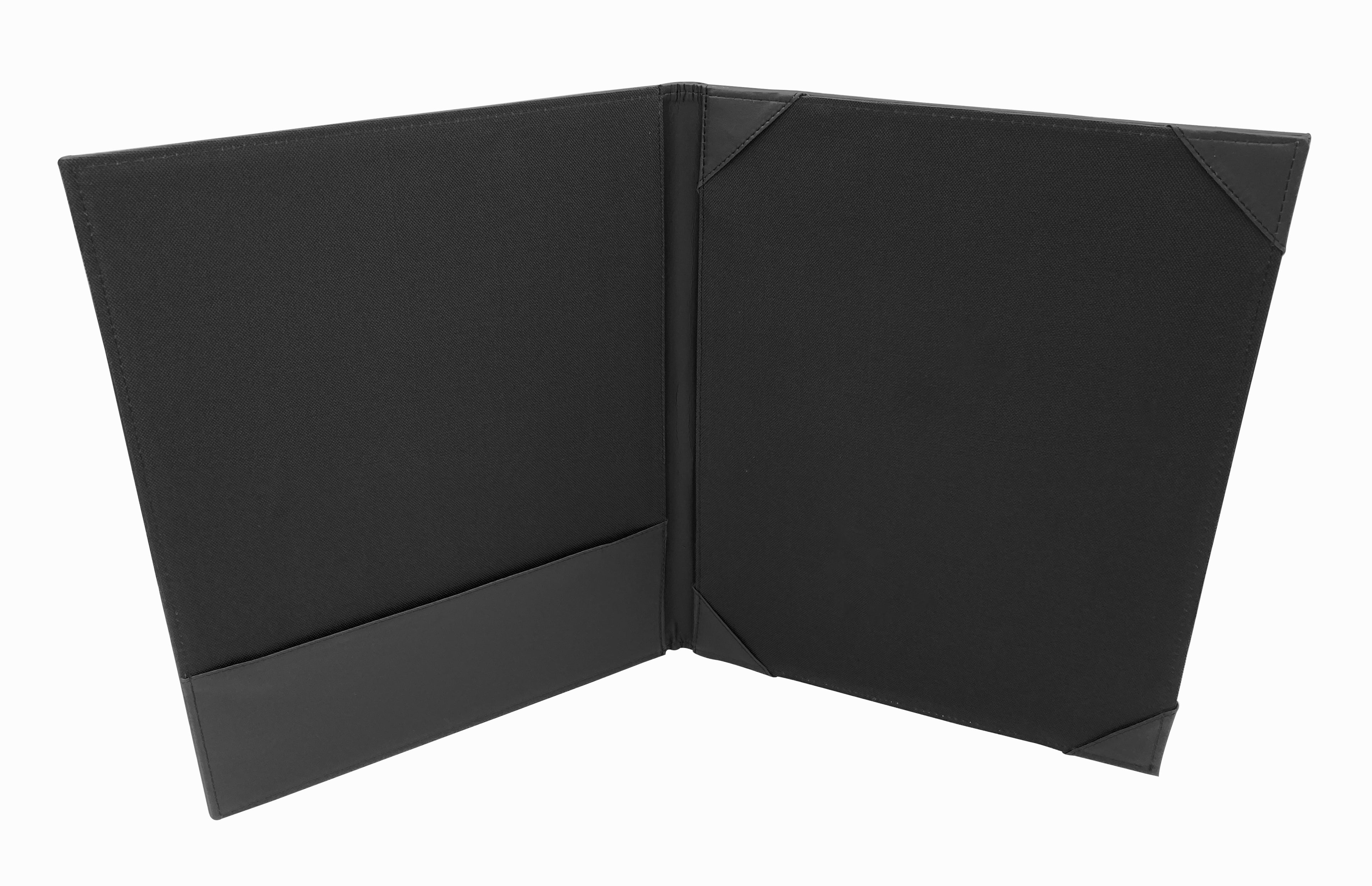 Fólder porta título universitario en curpiel, ideal para proteger documentos de gran formato como títulos de licenciatura, maestría o doctorado. Color negro. Exterior de curpiel con interior de poliéster, tapas acolchonadas y medidas de 32 x 42 cm. Adecuado para grabado en seco, hot stamping, láser o serigrafía. Perfecto para eventos académicos y corporativos.