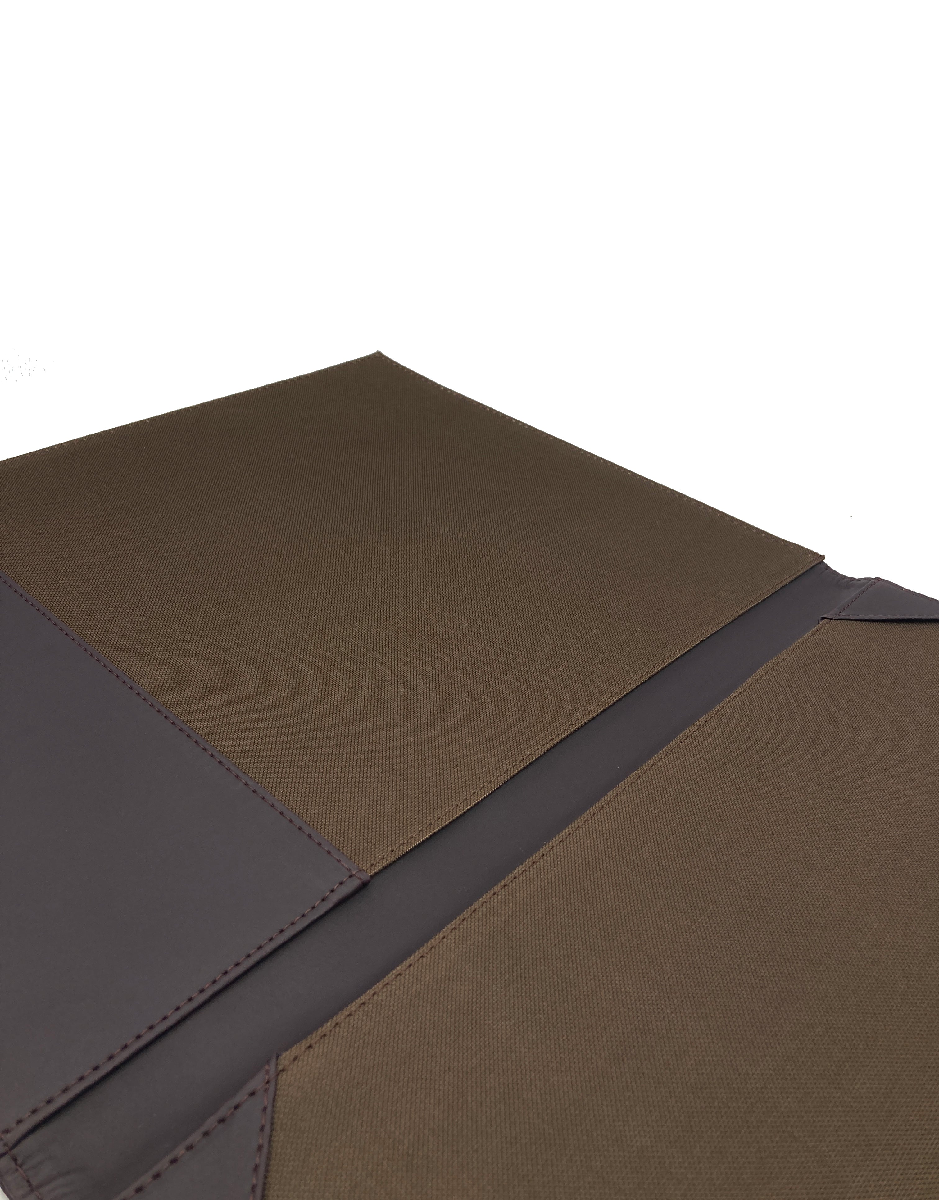 Fólder porta título universitario en curpiel, ideal para proteger documentos de gran formato como títulos de licenciatura, maestría o doctorado. Color café. Exterior de curpiel con interior de poliéster, tapas acolchonadas y medidas de 32 x 42 cm. Adecuado para grabado en seco, hot stamping, láser o serigrafía. Perfecto para eventos académicos y corporativos.