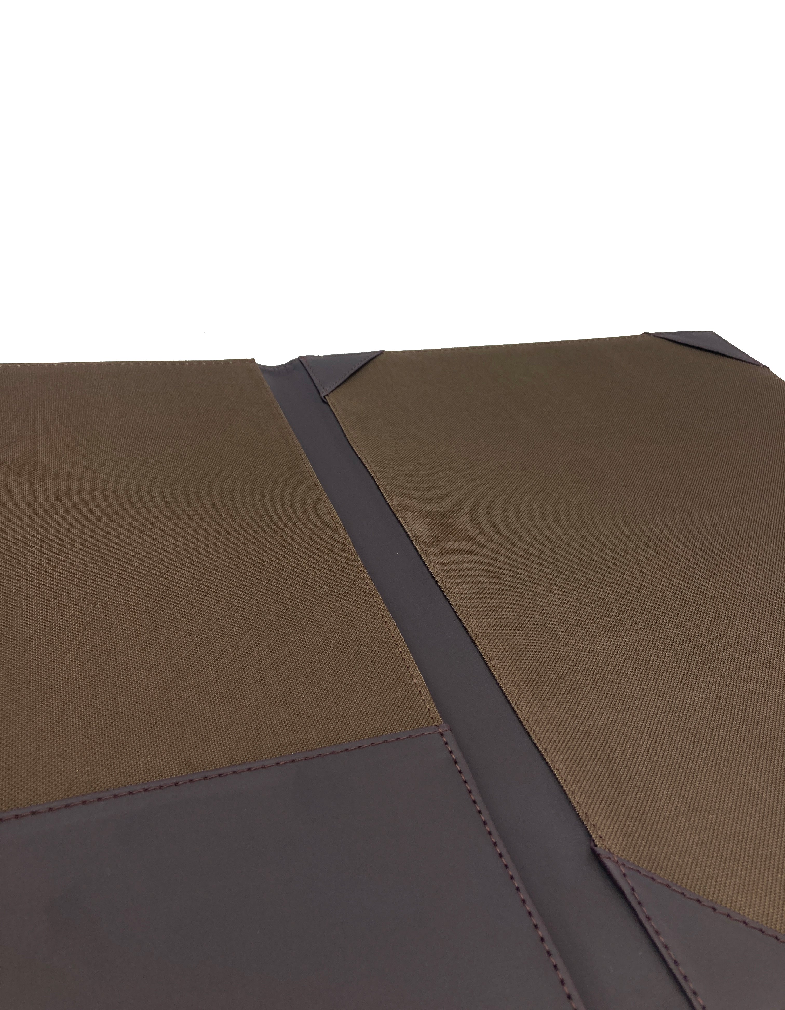 Fólder porta título universitario en curpiel, ideal para proteger documentos de gran formato como títulos de licenciatura, maestría o doctorado. Color café. Exterior de curpiel con interior de poliéster, tapas acolchonadas y medidas de 32 x 42 cm. Adecuado para grabado en seco, hot stamping, láser o serigrafía. Perfecto para eventos académicos y corporativos.