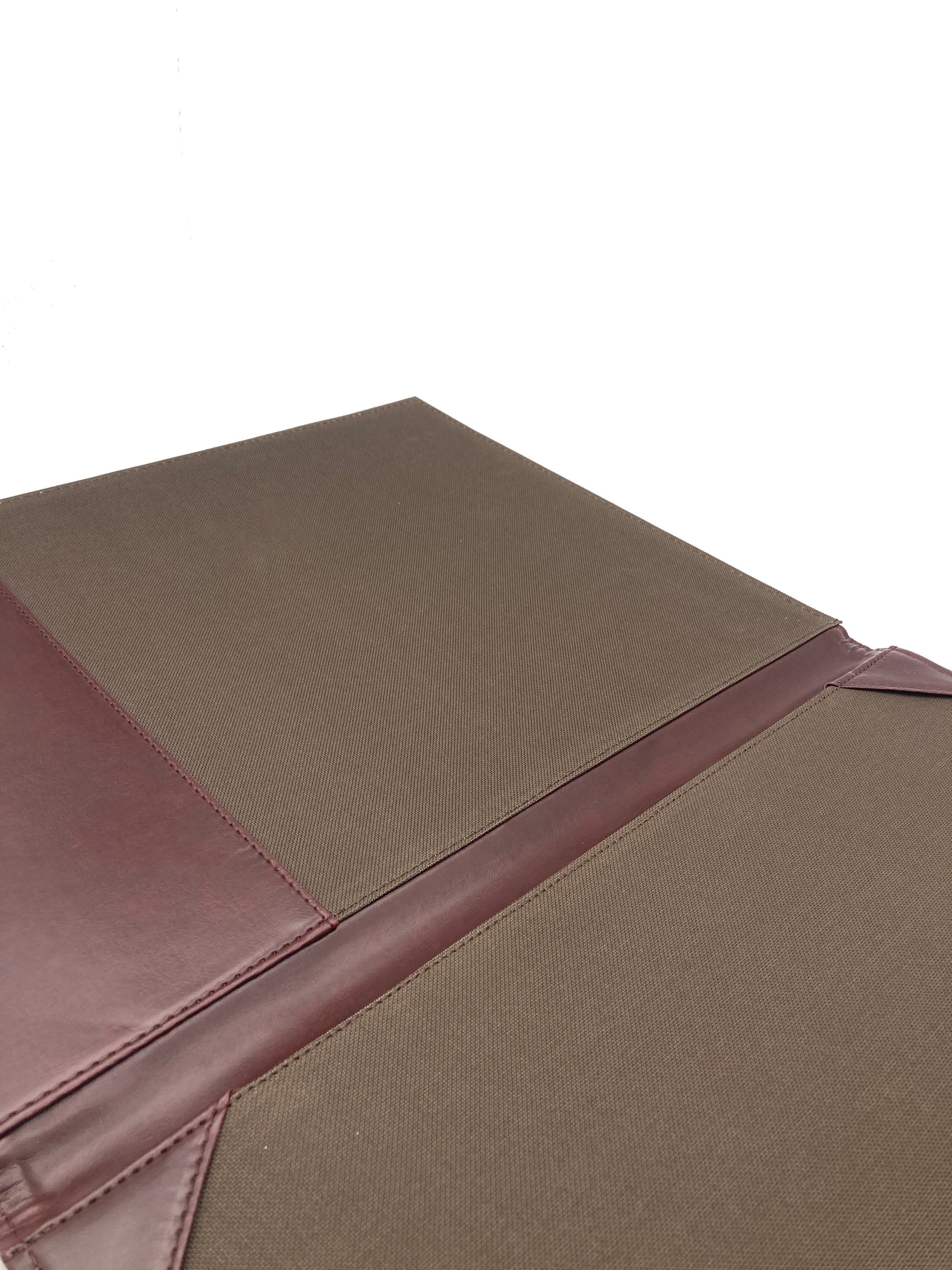 Fólder porta título universitario en curpiel, ideal para proteger documentos de gran formato como títulos de licenciatura, maestría o doctorado. Color miel. Exterior de curpiel con interior de poliéster, tapas acolchonadas y medidas de 32 x 42 cm. Adecuado para grabado en seco, hot stamping, láser o serigrafía. Perfecto para eventos académicos y corporativos.