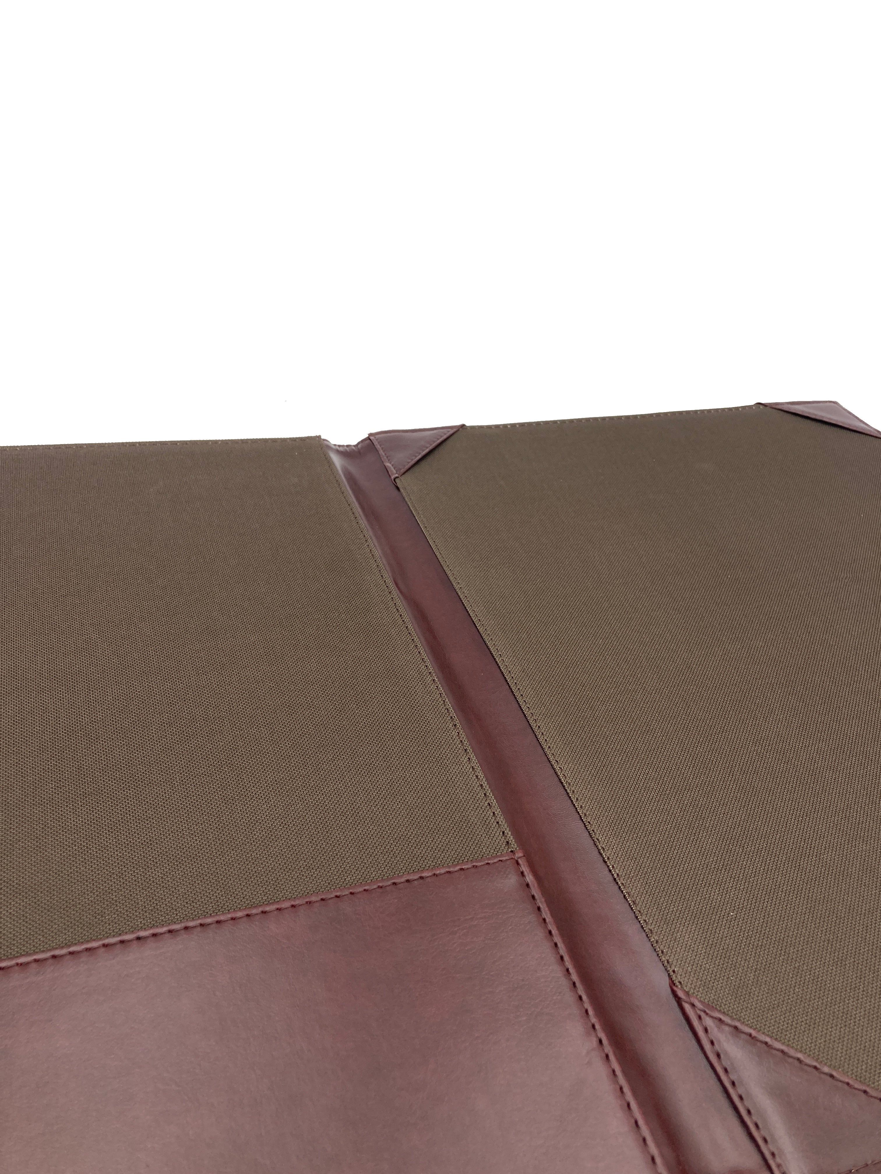 Fólder porta título universitario en curpiel, ideal para proteger documentos de gran formato como títulos de licenciatura, maestría o doctorado. Color miel. Exterior de curpiel con interior de poliéster, tapas acolchonadas y medidas de 32 x 42 cm. Adecuado para grabado en seco, hot stamping, láser o serigrafía. Perfecto para eventos académicos y corporativos.