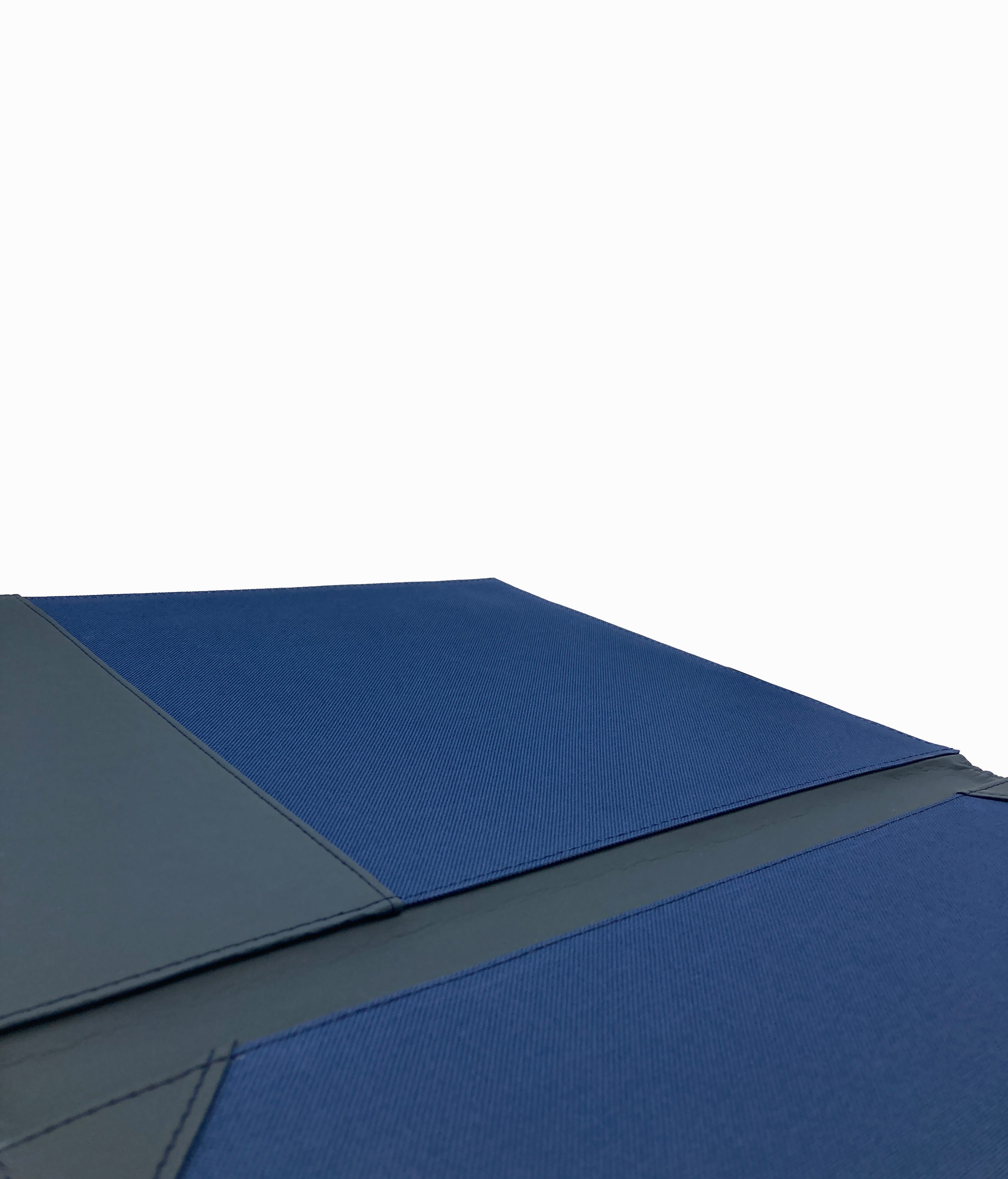 Fólder porta título universitario en curpiel, ideal para proteger documentos de gran formato como títulos de licenciatura, maestría o doctorado. Color azul. Exterior de curpiel con interior de poliéster, tapas acolchonadas y medidas de 32 x 42 cm. Adecuado para grabado en seco, hot stamping, láser o serigrafía. Perfecto para eventos académicos y corporativos.