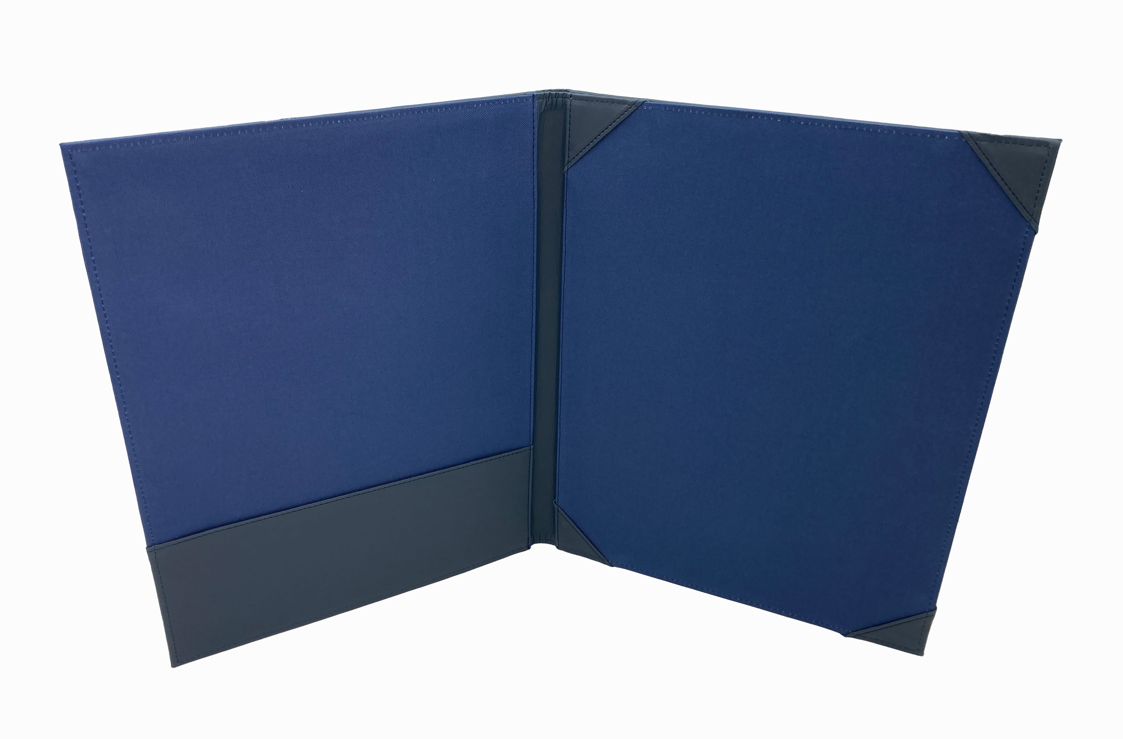 Fólder porta título universitario en curpiel, ideal para proteger documentos de gran formato como títulos de licenciatura, maestría o doctorado. Color azul. Exterior de curpiel con interior de poliéster, tapas acolchonadas y medidas de 32 x 42 cm. Adecuado para grabado en seco, hot stamping, láser o serigrafía. Perfecto para eventos académicos y corporativos.