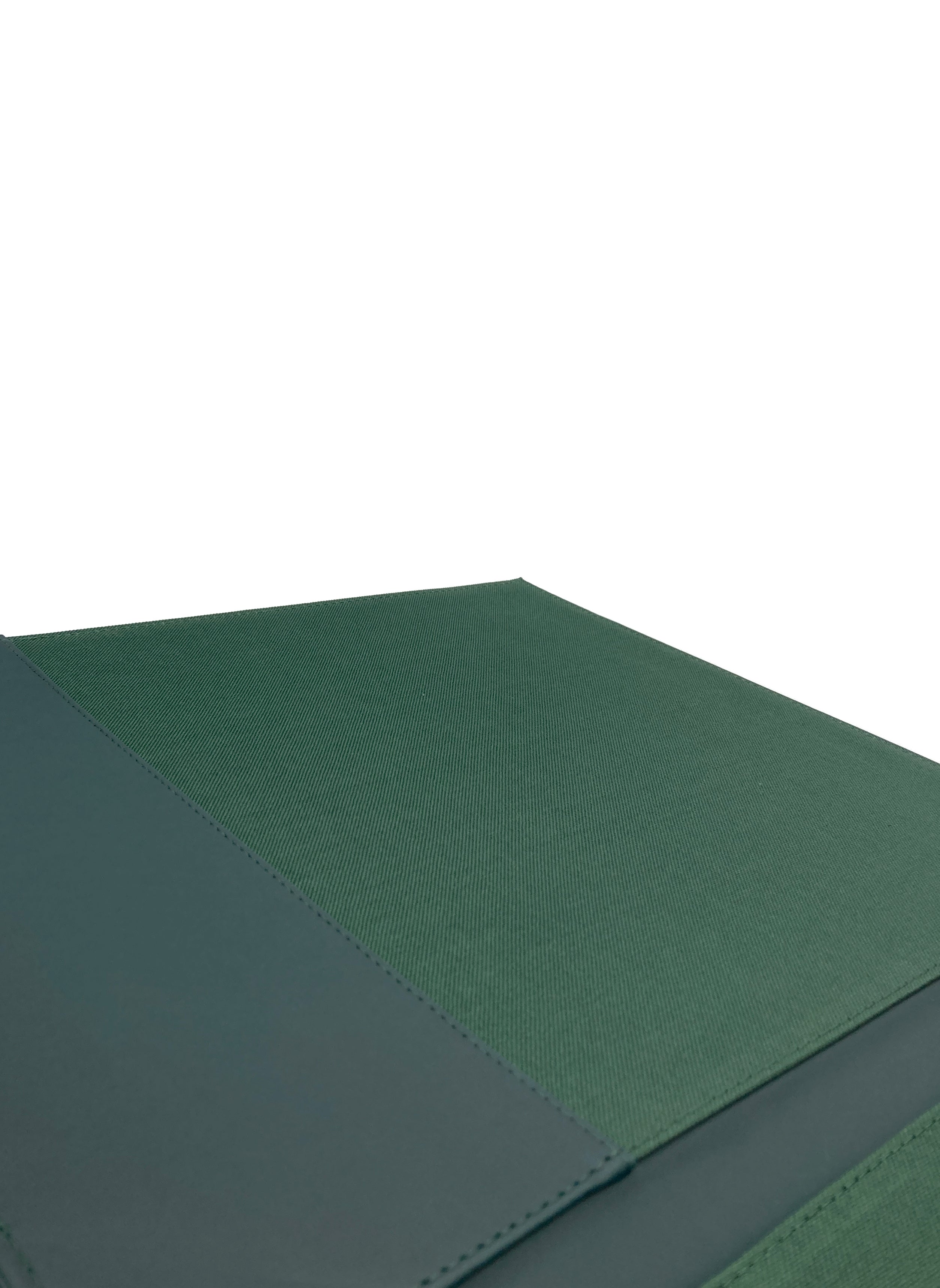 Fólder porta título universitario en curpiel, ideal para proteger documentos de gran formato como títulos de licenciatura, maestría o doctorado. Color verde. Exterior de curpiel con interior de poliéster, tapas acolchonadas y medidas de 32 x 42 cm. Adecuado para grabado en seco, hot stamping, láser o serigrafía. Perfecto para eventos académicos y corporativos.