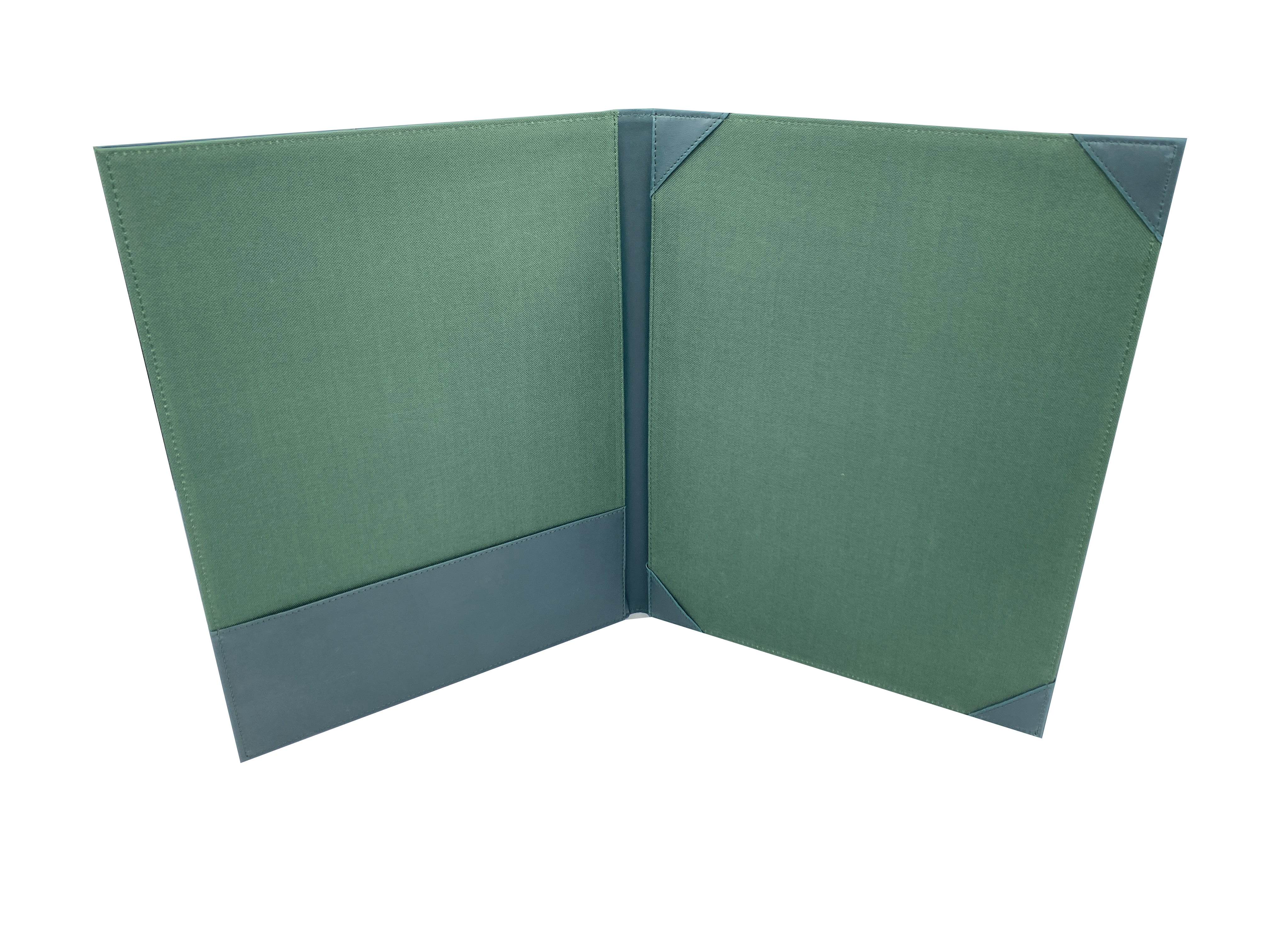 Fólder porta título universitario en curpiel, ideal para proteger documentos de gran formato como títulos de licenciatura, maestría o doctorado. Color verde. Exterior de curpiel con interior de poliéster, tapas acolchonadas y medidas de 32 x 42 cm. Adecuado para grabado en seco, hot stamping, láser o serigrafía. Perfecto para eventos académicos y corporativos.