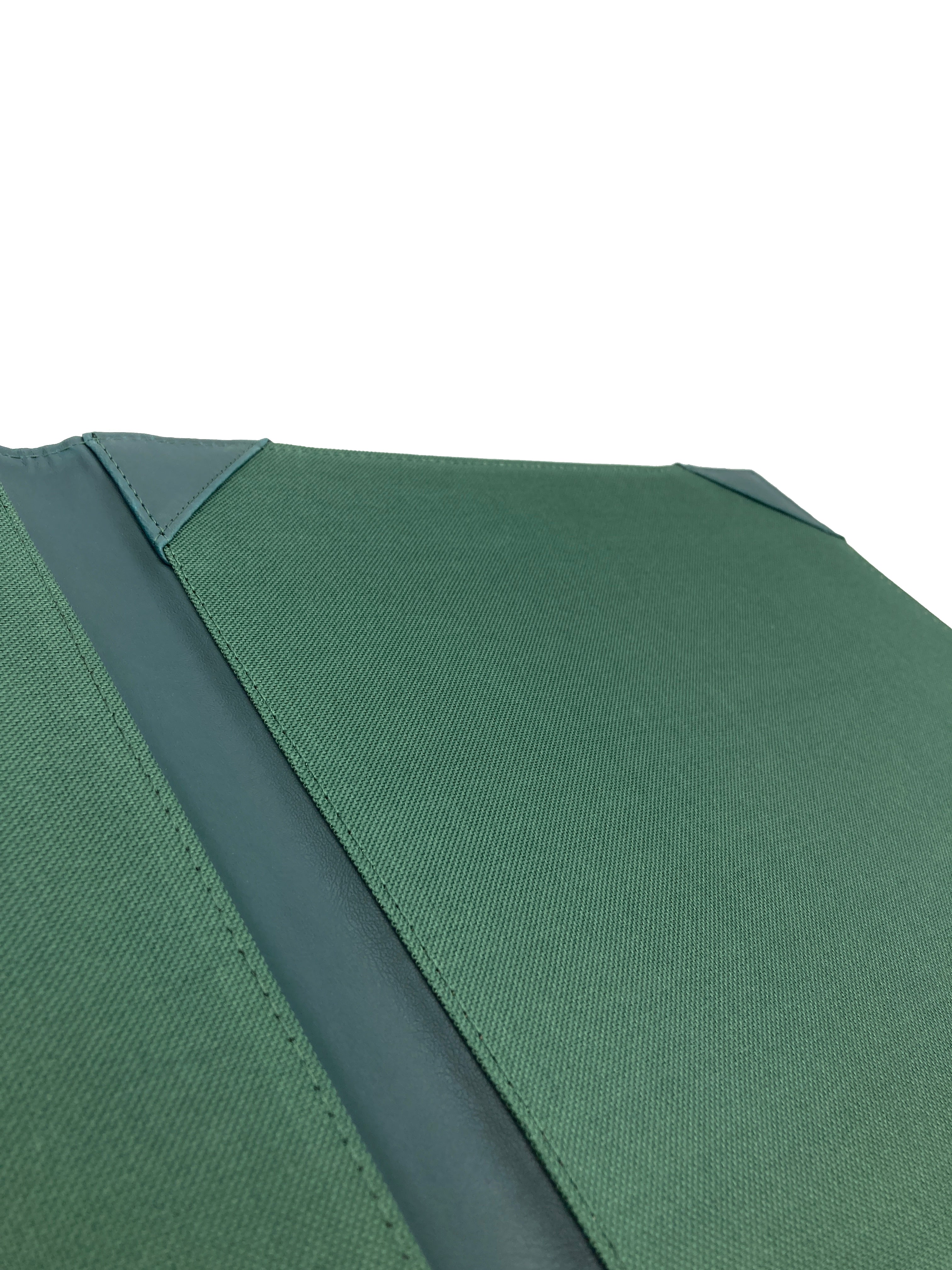 Fólder porta título universitario en curpiel, ideal para proteger documentos de gran formato como títulos de licenciatura, maestría o doctorado. Color verde. Exterior de curpiel con interior de poliéster, tapas acolchonadas y medidas de 32 x 42 cm. Adecuado para grabado en seco, hot stamping, láser o serigrafía. Perfecto para eventos académicos y corporativos.