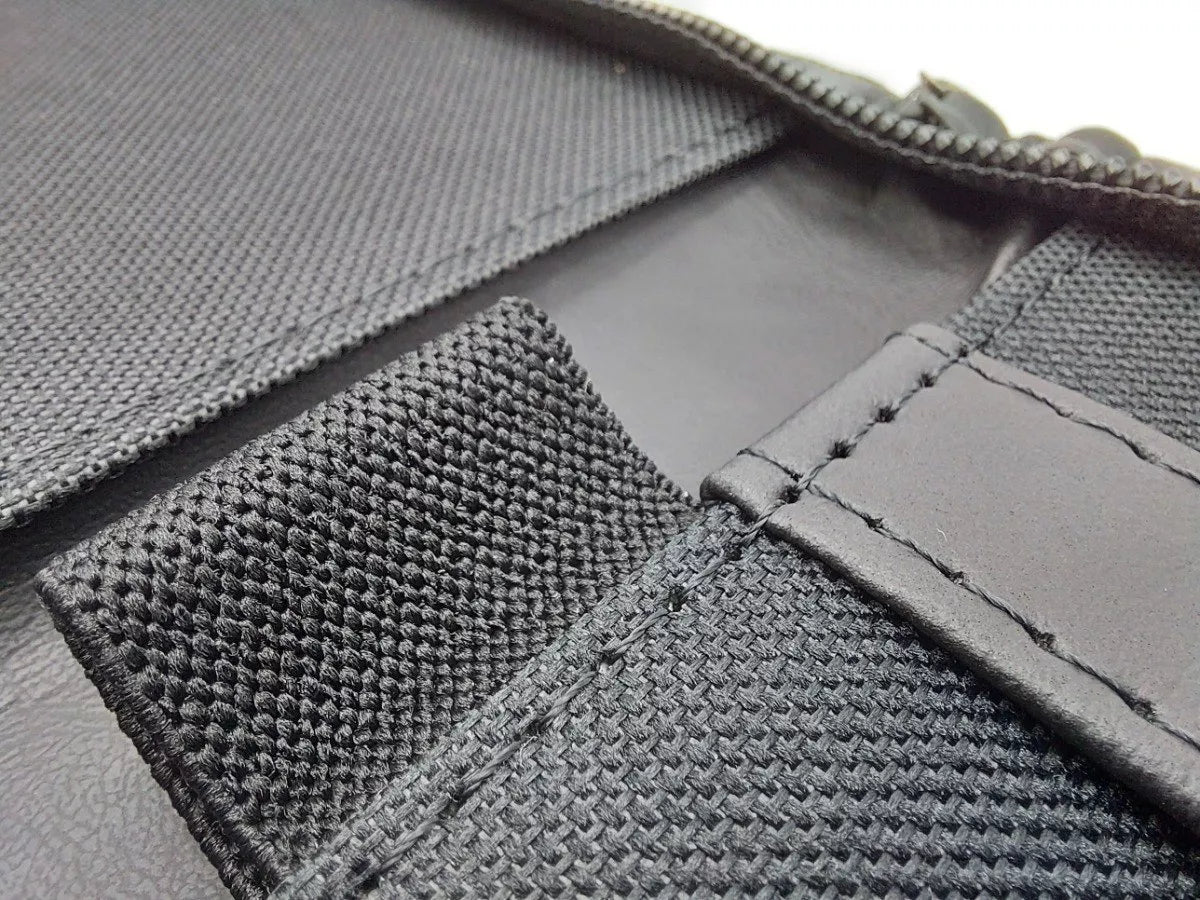 Carpeta ejecutiva tamaño carta en curpiel negro, con cierre perimetral, portablock, porta pluma y doble tarjetero. Material exterior de imitación piel y forro interior de poliéster. Medidas de 24 x 30 cm con capacidad para 50 hojas tamaño carta. Ideal para personalización con grabado en seco, hot stamping, láser o serigrafía. Perfecta para congresos, talleres, diplomados, conferencias y eventos corporativos.