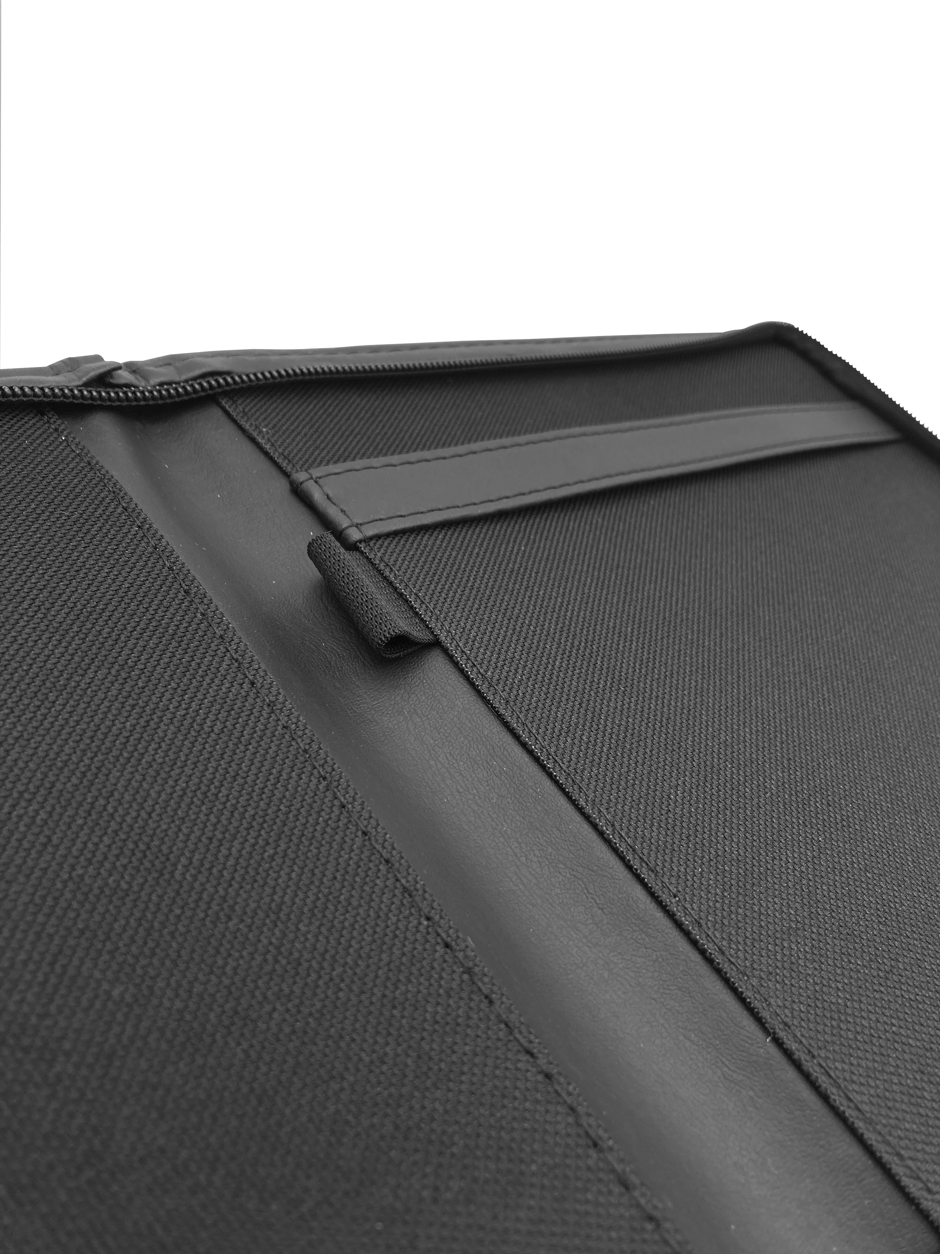 Carpeta ejecutiva tamaño carta en curpiel negro, con cierre perimetral, portablock, porta pluma y doble tarjetero. Material exterior de imitación piel y forro interior de poliéster. Medidas de 24 x 30 cm con capacidad para 50 hojas tamaño carta. Ideal para personalización con grabado en seco, hot stamping, láser o serigrafía. Perfecta para congresos, talleres, diplomados, conferencias y eventos corporativos.