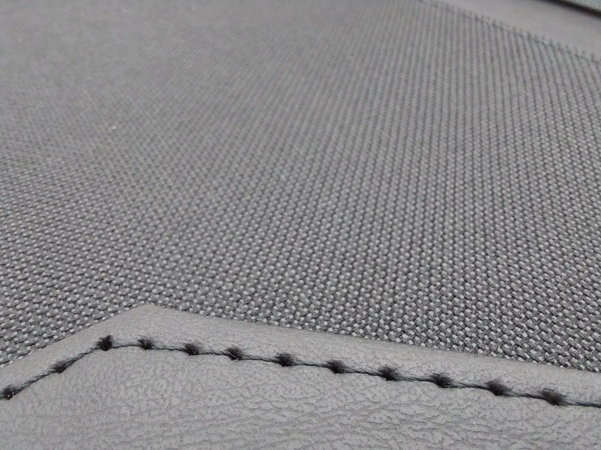 Carpeta ejecutiva tamaño carta en curpiel negro, con cierre perimetral, portablock, porta pluma y doble tarjetero. Material exterior de imitación piel y forro interior de poliéster. Medidas de 24 x 30 cm con capacidad para 50 hojas tamaño carta. Ideal para personalización con grabado en seco, hot stamping, láser o serigrafía. Perfecta para congresos, talleres, diplomados, conferencias y eventos corporativos.