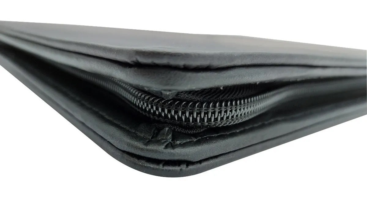 Carpeta ejecutiva tamaño carta en curpiel negro, con cierre perimetral, portablock, porta pluma y doble tarjetero. Material exterior de imitación piel y forro interior de poliéster. Medidas de 24 x 30 cm con capacidad para 50 hojas tamaño carta. Ideal para personalización con grabado en seco, hot stamping, láser o serigrafía. Perfecta para congresos, talleres, diplomados, conferencias y eventos corporativos.