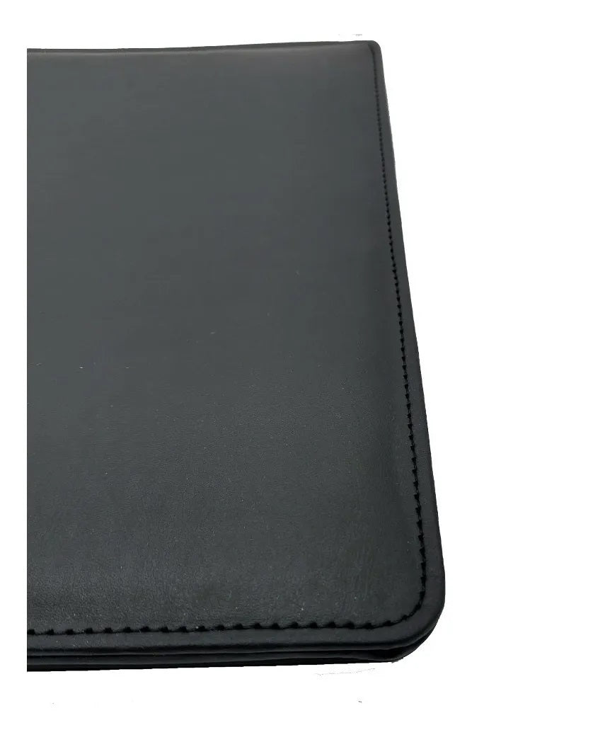 Carpeta ejecutiva tamaño carta en curpiel negro, con cierre perimetral, portablock, porta pluma y doble tarjetero. Material exterior de imitación piel y forro interior de poliéster. Medidas de 24 x 30 cm con capacidad para 50 hojas tamaño carta. Ideal para personalización con grabado en seco, hot stamping, láser o serigrafía. Perfecta para congresos, talleres, diplomados, conferencias y eventos corporativos.