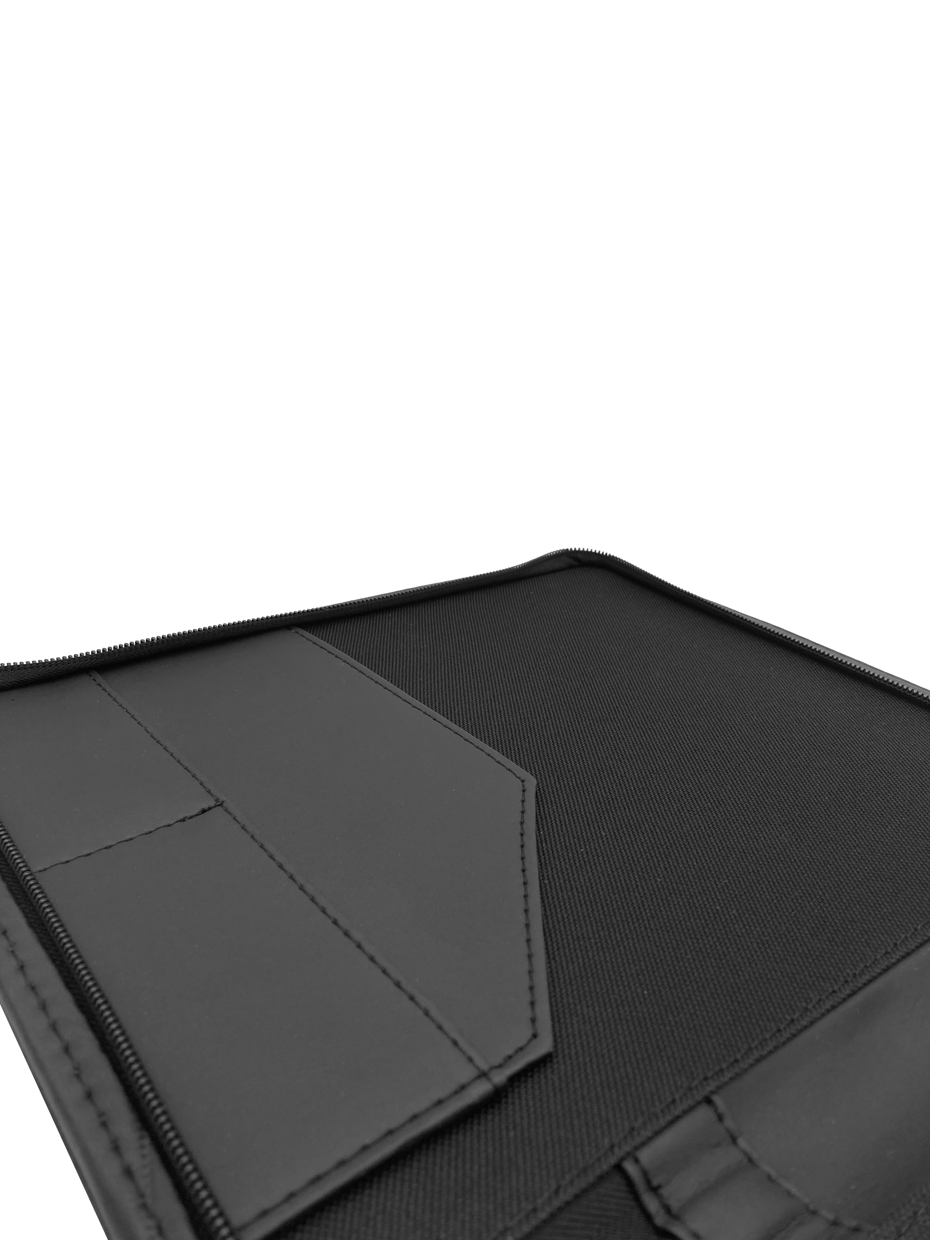 Carpeta ejecutiva tamaño carta en curpiel negro, con cierre perimetral, portablock, porta pluma y doble tarjetero. Material exterior de imitación piel y forro interior de poliéster. Medidas de 24 x 30 cm con capacidad para 50 hojas tamaño carta. Ideal para personalización con grabado en seco, hot stamping, láser o serigrafía. Perfecta para congresos, talleres, diplomados, conferencias y eventos corporativos.