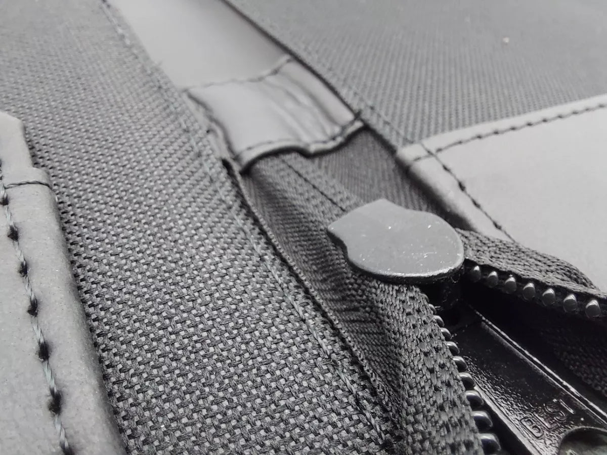 Carpeta ejecutiva tamaño carta en curpiel negro, con cierre perimetral, portablock, porta pluma y doble tarjetero. Material exterior de imitación piel y forro interior de poliéster. Medidas de 24 x 30 cm con capacidad para 50 hojas tamaño carta. Ideal para personalización con grabado en seco, hot stamping, láser o serigrafía. Perfecta para congresos, talleres, diplomados, conferencias y eventos corporativos.