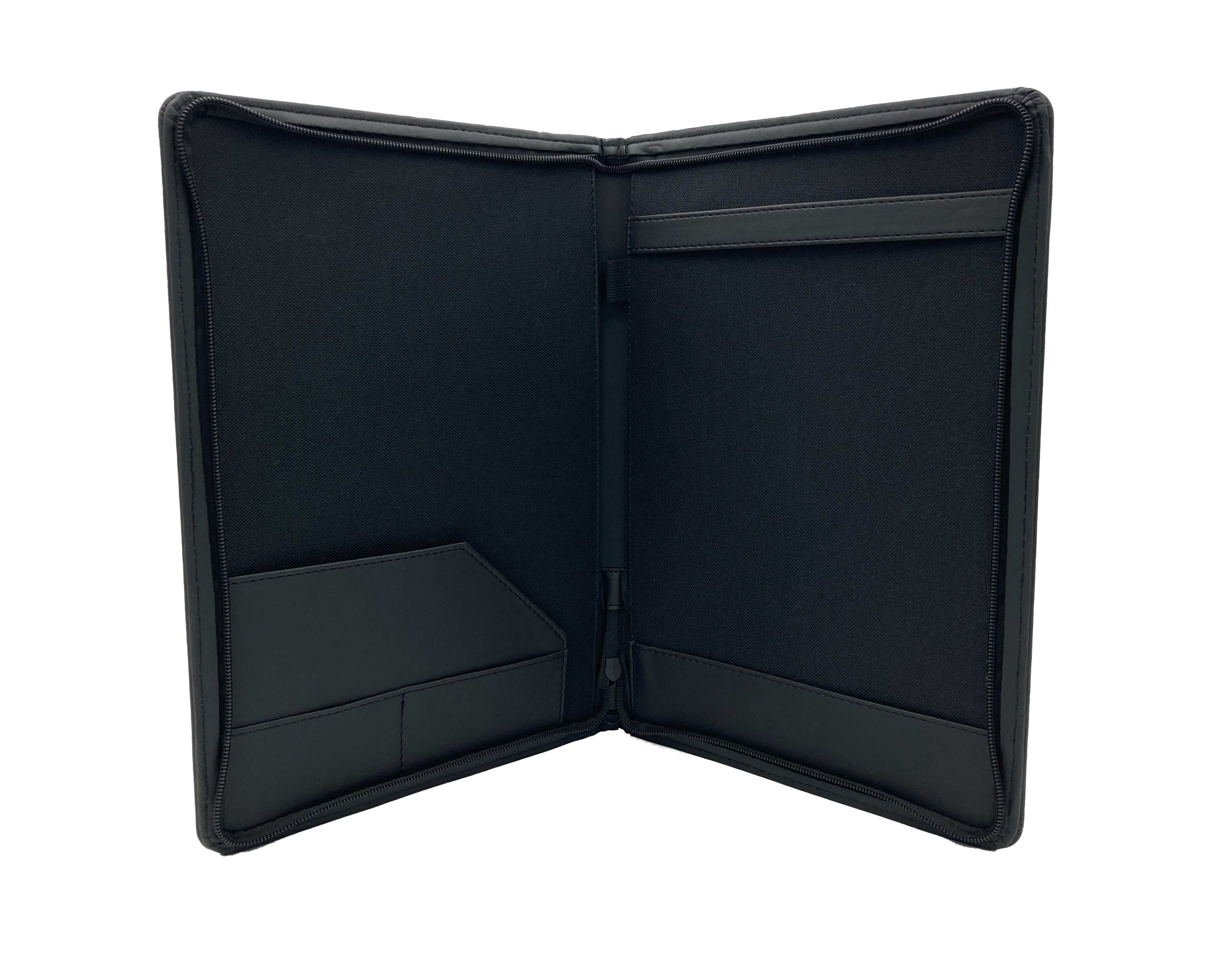 Carpeta ejecutiva de curpiel en color negro, tamaño oficio. Ideal para congresos, talleres, diplomados, cursos y eventos corporativos. Incluye portablock, portapluma, papelera con bolsillos portatarjetas. Materiales de alta calidad, resistente, fabricada en México, con opciones para personalización mediante grabado en seco, hot stamping, láser o serigrafía. Entrega inmediata y facturación disponible.