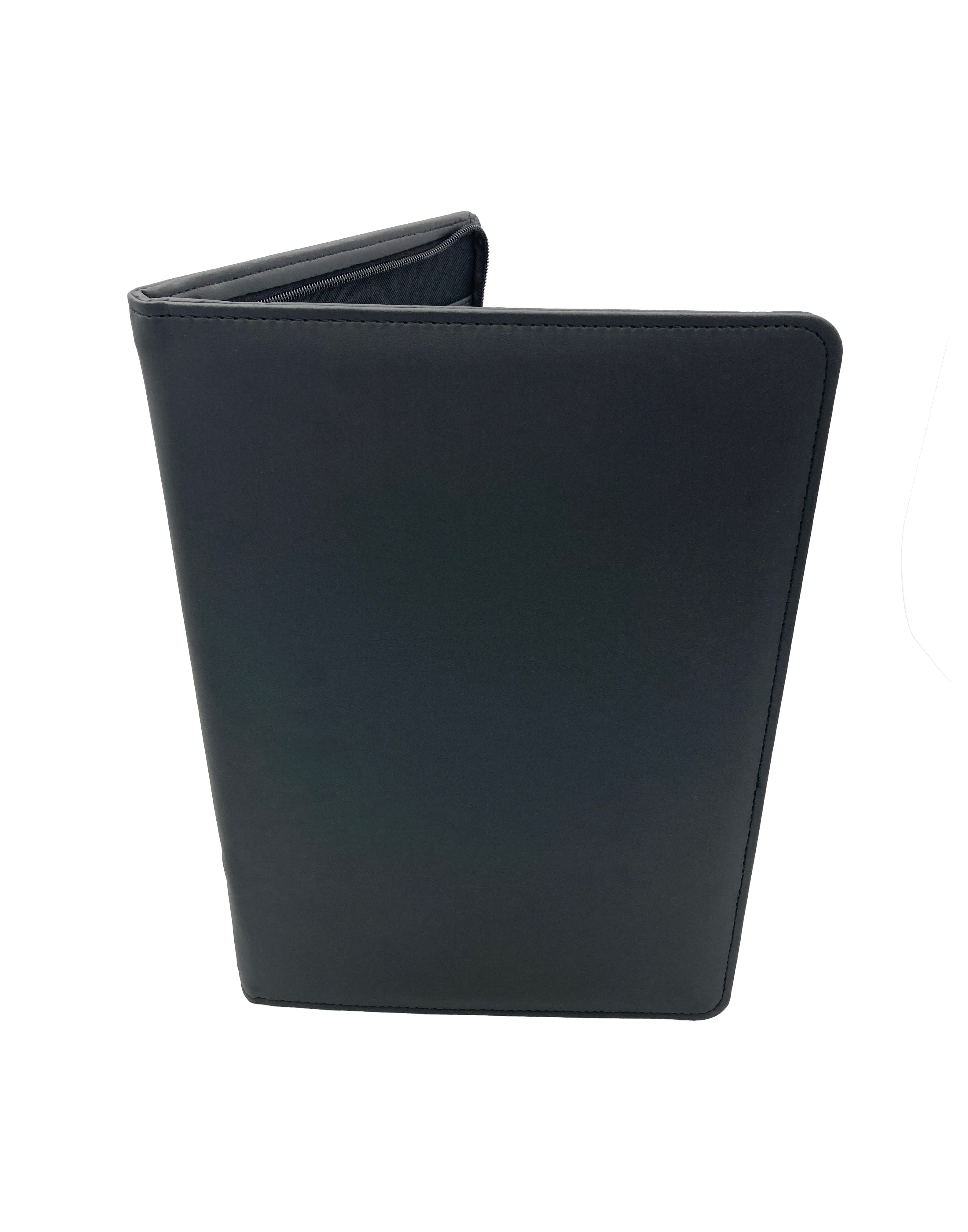 Carpeta ejecutiva de curpiel en color negro, tamaño oficio. Ideal para congresos, talleres, diplomados, cursos y eventos corporativos. Incluye portablock, portapluma, papelera con bolsillos portatarjetas. Materiales de alta calidad, resistente, fabricada en México, con opciones para personalización mediante grabado en seco, hot stamping, láser o serigrafía. Entrega inmediata y facturación disponible.