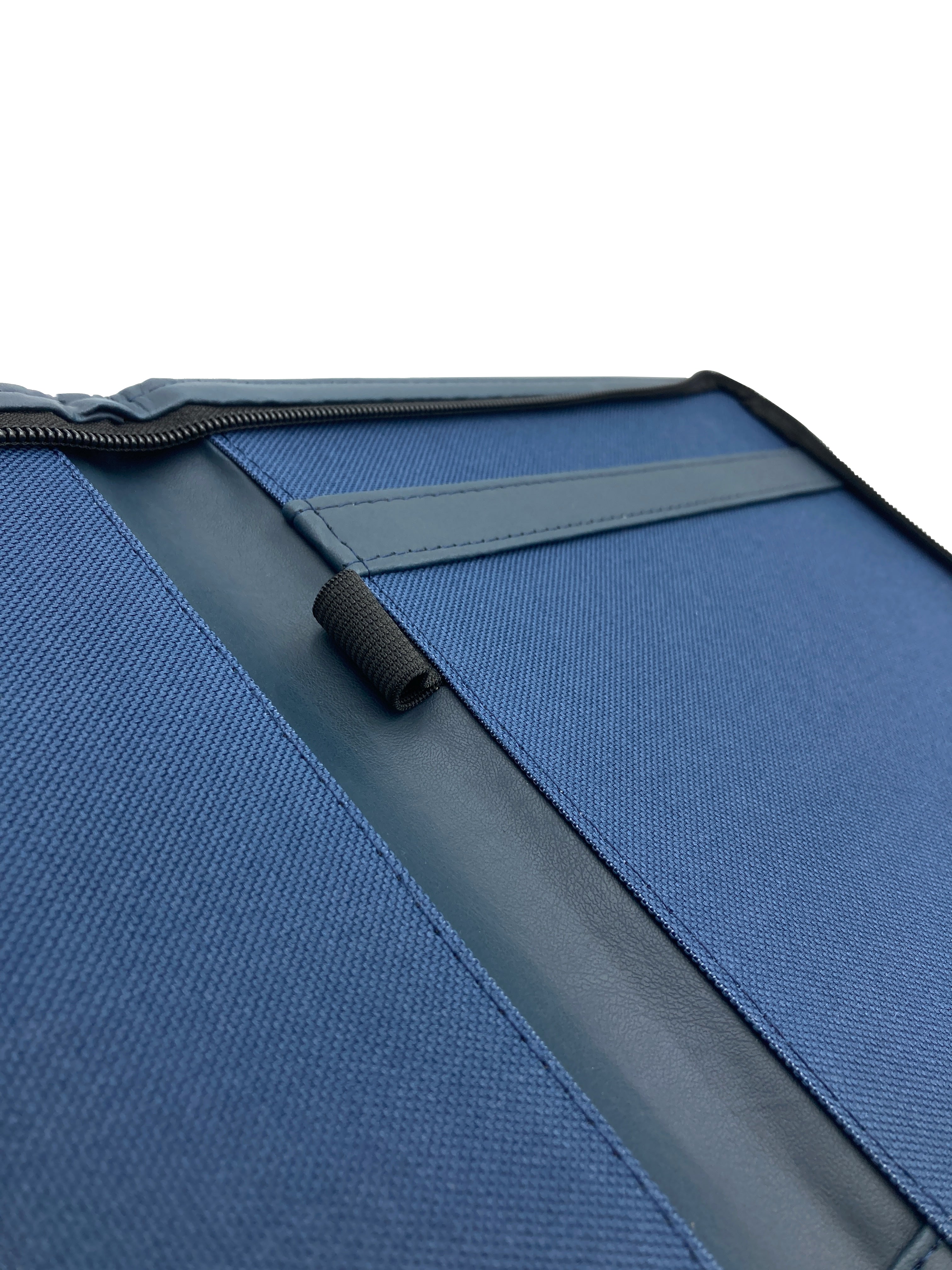 Carpeta ejecutiva tamaño carta en curpiel azul, con cierre perimetral, portablock, porta pluma y doble tarjetero. Material exterior de imitación piel y forro interior de poliéster. Medidas de 24 x 30 cm con capacidad para 50 hojas tamaño carta. Ideal para personalización con grabado en seco, hot stamping, láser o serigrafía. Perfecta para congresos, talleres, diplomados, conferencias y eventos corporativos.