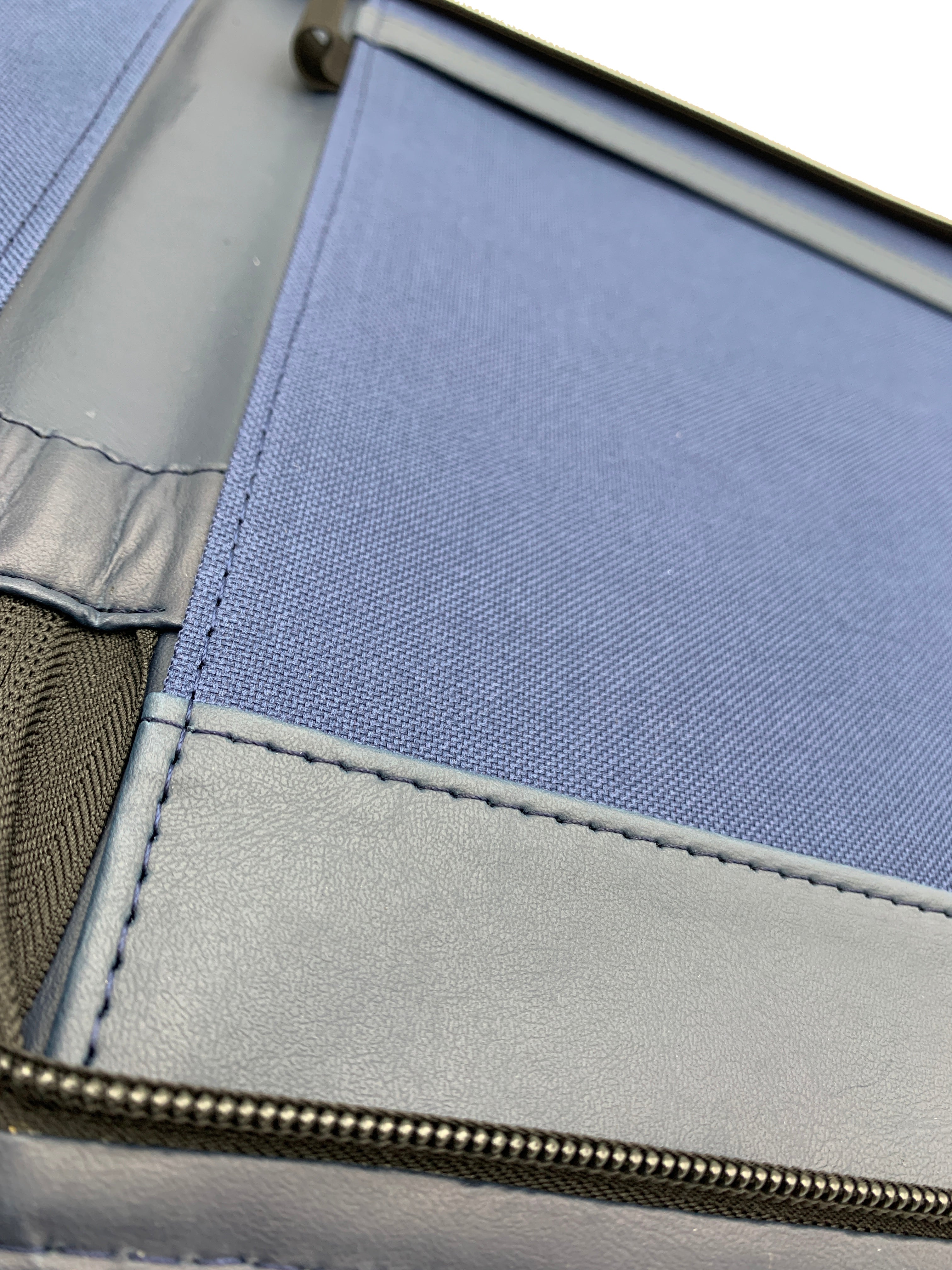 Carpeta ejecutiva tamaño carta en curpiel azul, con cierre perimetral, portablock, porta pluma y doble tarjetero. Material exterior de imitación piel y forro interior de poliéster. Medidas de 24 x 30 cm con capacidad para 50 hojas tamaño carta. Ideal para personalización con grabado en seco, hot stamping, láser o serigrafía. Perfecta para congresos, talleres, diplomados, conferencias y eventos corporativos.