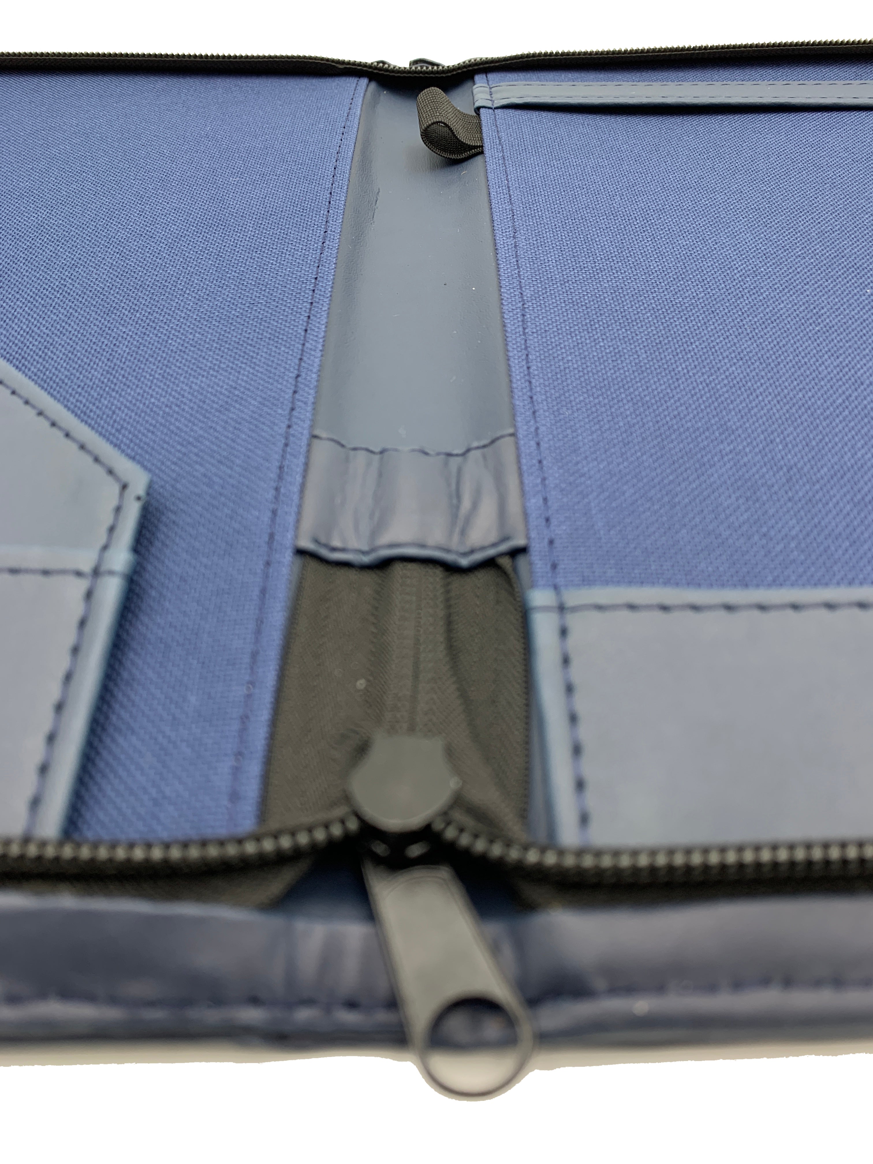 Carpeta ejecutiva tamaño carta en curpiel azul, con cierre perimetral, portablock, porta pluma y doble tarjetero. Material exterior de imitación piel y forro interior de poliéster. Medidas de 24 x 30 cm con capacidad para 50 hojas tamaño carta. Ideal para personalización con grabado en seco, hot stamping, láser o serigrafía. Perfecta para congresos, talleres, diplomados, conferencias y eventos corporativos.