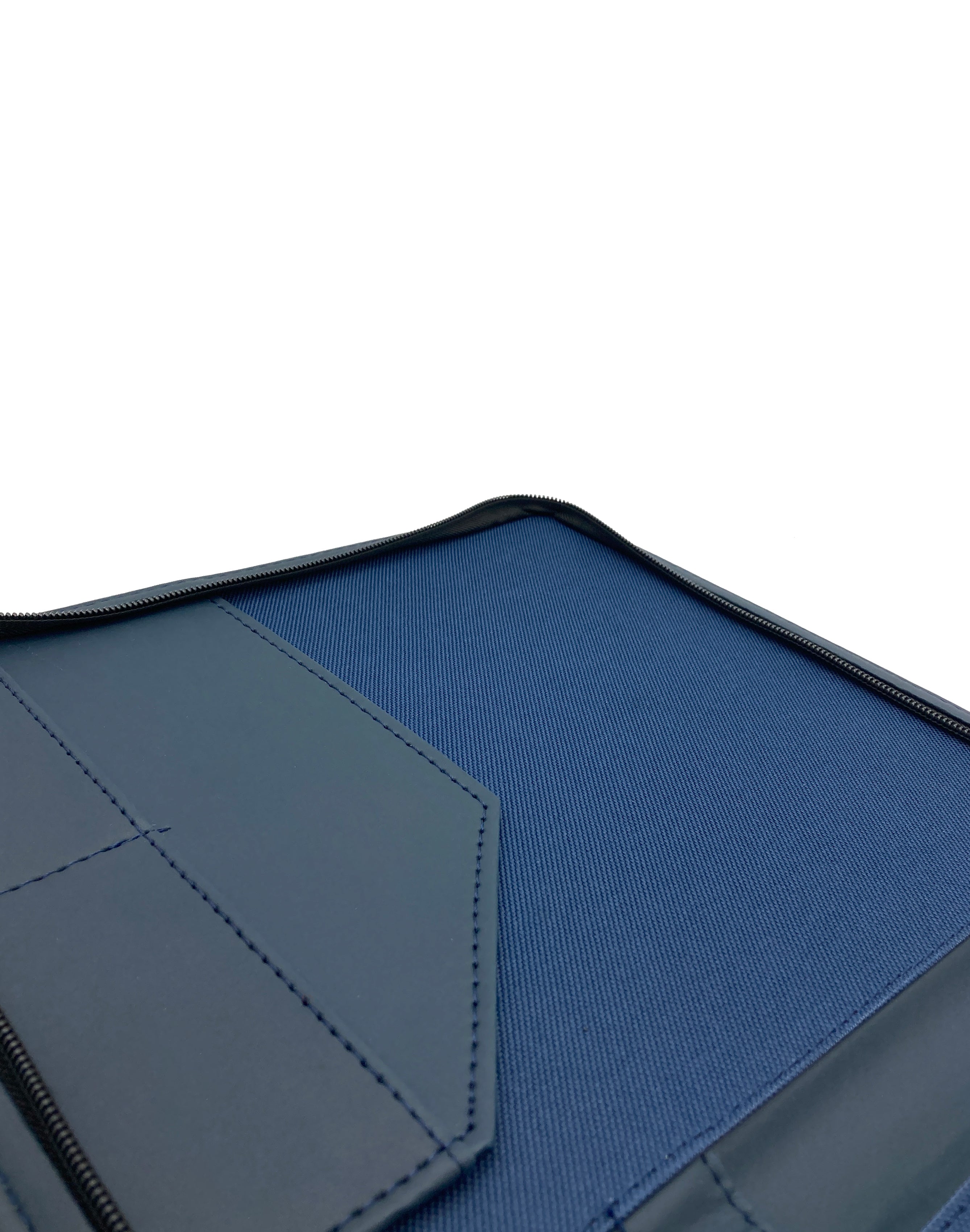 Carpeta ejecutiva tamaño carta en curpiel azul, con cierre perimetral, portablock, porta pluma y doble tarjetero. Material exterior de imitación piel y forro interior de poliéster. Medidas de 24 x 30 cm con capacidad para 50 hojas tamaño carta. Ideal para personalización con grabado en seco, hot stamping, láser o serigrafía. Perfecta para congresos, talleres, diplomados, conferencias y eventos corporativos.
