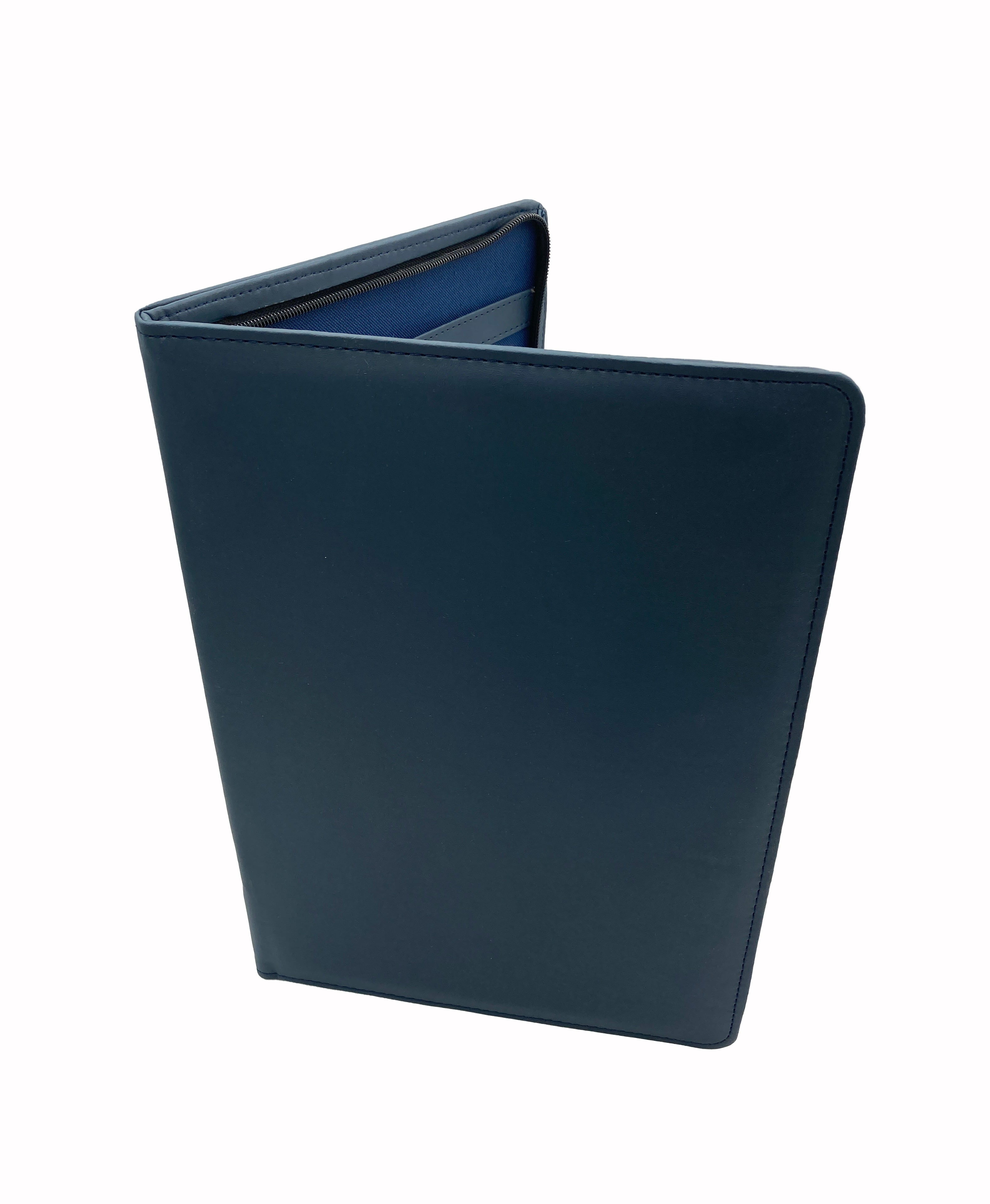Carpeta ejecutiva de curpiel en color azul, tamaño oficio. Ideal para congresos, talleres, diplomados, cursos y eventos corporativos. Incluye portablock, portapluma, papelera con bolsillos portatarjetas. Materiales de alta calidad, resistente, fabricada en México, con opciones para personalización mediante grabado en seco, hot stamping, láser o serigrafía. Entrega inmediata y facturación disponible.