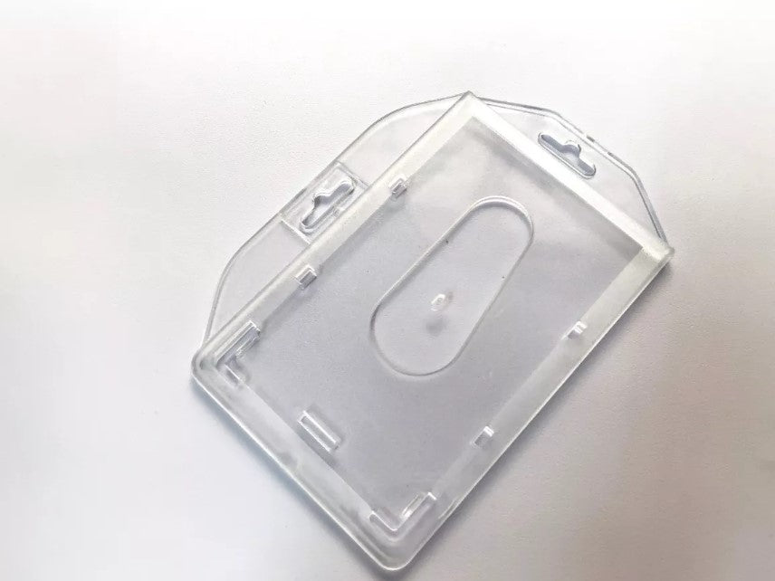 Porta gafetes en plástico rígido, orientable en forma horizontal o vertical, con orificio para gancho, yoyo o cordón, ideal para credenciales de identificación estándar, paquete de 50 piezas.