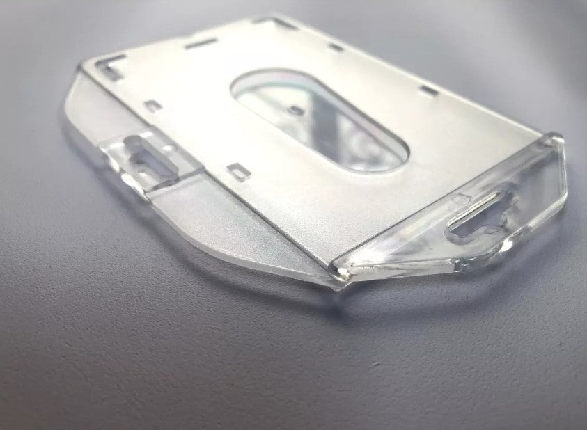 Porta gafetes en plástico rígido, orientable en forma horizontal o vertical, con orificio para gancho, yoyo o cordón, ideal para credenciales de identificación estándar, paquete de 50 piezas.