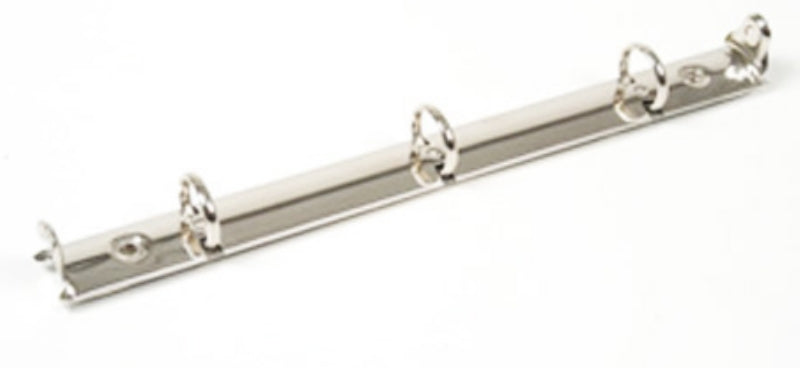 Herraje tamaño esquela de 216 mm con tres argollas circulares de 1/2 pulgada, base de 20 mm, y acabado níquel (plateado). Ideal para carpetas y artículos de oficina.