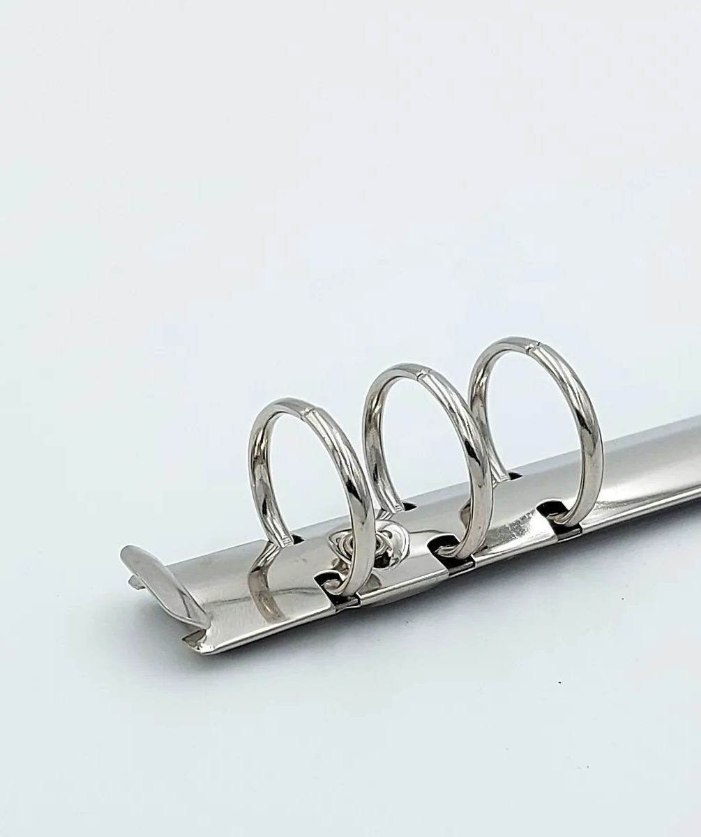 Pack 10 piezas de mecanismo de 1 pulgada con 17.1 cm de largo, listo para instalar, con palancas laterales para abrir. Acabado niquelado (plata) y seis argollas con capacidad para 200 hojas. Base de 20 mm de ancho y separación entre argollas de 19 mm, 19 mm, 51 mm (centro), 19 mm, 19 mm. Ideal para carpetas de bolsillo, agendas, directorios y materiales de encuadernación.