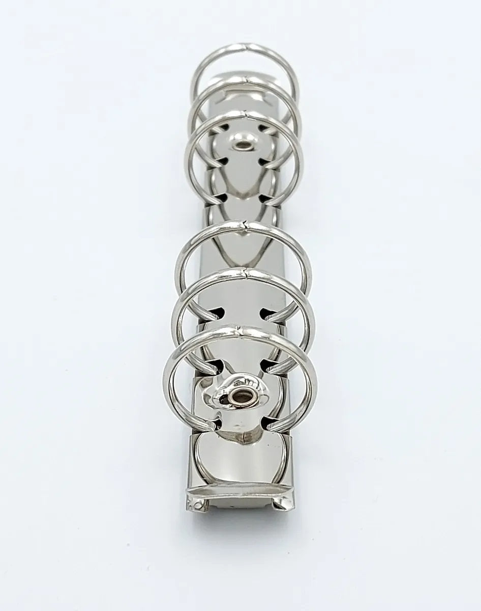 Pack 10 piezas de mecanismo de 1 pulgada con 17.1 cm de largo, listo para instalar, con palancas laterales para abrir. Acabado niquelado (plata) y seis argollas con capacidad para 200 hojas. Base de 20 mm de ancho y separación entre argollas de 19 mm, 19 mm, 51 mm (centro), 19 mm, 19 mm. Ideal para carpetas de bolsillo, agendas, directorios y materiales de encuadernación.