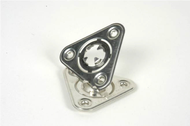 Triángulo equilátero metálico de 50 mm de largo con acabado níquel, diseñado como sujetador para CD’s adaptable en carpetas.