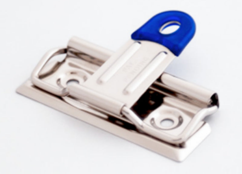 Clip sujetador de documentos a presión con palanca recubierta de plástico en azul rey o rojo, medida de 7 cm de ancho. Ideal para carpetas, tablas, y menús.