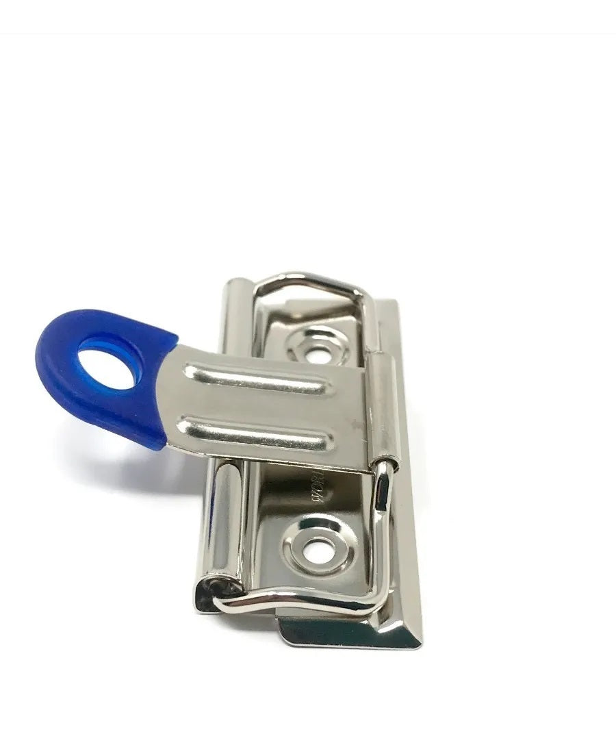 Clip sujetador de documentos a presión con palanca recubierta de plástico en azul rey o rojo, medida de 7 cm de ancho. Ideal para carpetas, tablas, y menús.