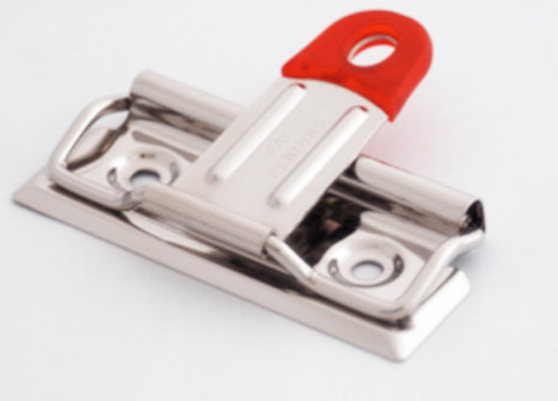 Clip sujetador de documentos a presión con palanca recubierta de plástico en azul rey o rojo, medida de 7 cm de ancho. Ideal para carpetas, tablas, y menús.