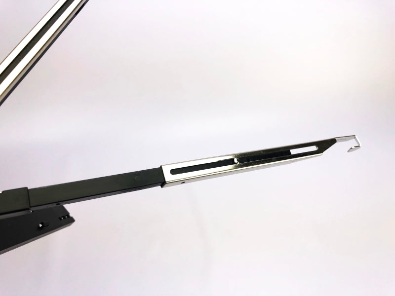 Atril de plástico color negro, diseño tipo trípode, ideal para carpetas, empaque mínimo de 100 piezas.