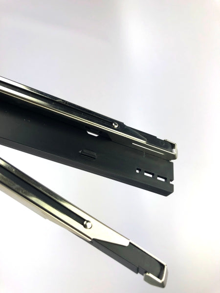 Atril de plástico color negro, diseño tipo trípode, ideal para carpetas, empaque mínimo de 100 piezas.