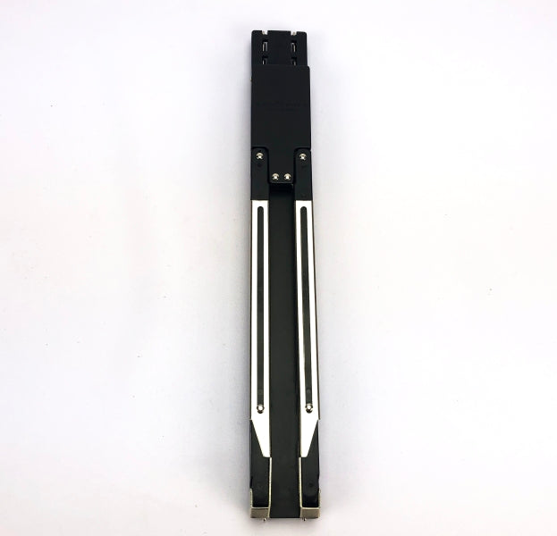 Atril de plástico color negro, diseño tipo trípode, ideal para carpetas, empaque mínimo de 100 piezas.