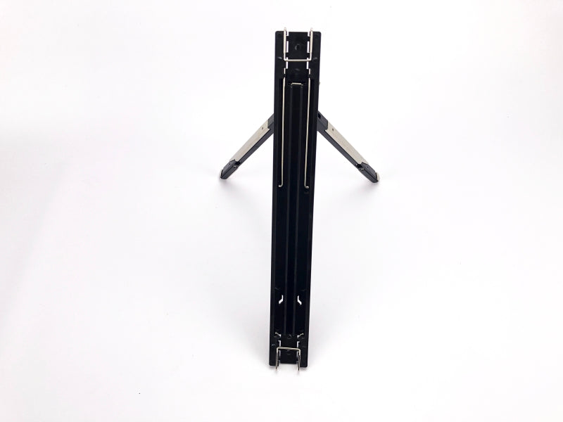 Atril de plástico color negro, diseño tipo trípode, ideal para carpetas, empaque mínimo de 100 piezas.