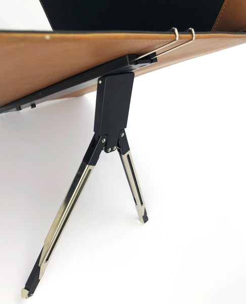 Atril de plástico color negro, diseño tipo trípode, ideal para carpetas, empaque mínimo de 100 piezas.