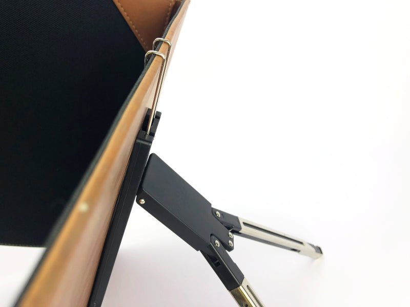 Atril de plástico color negro, diseño tipo trípode, ideal para carpetas, empaque mínimo de 100 piezas.